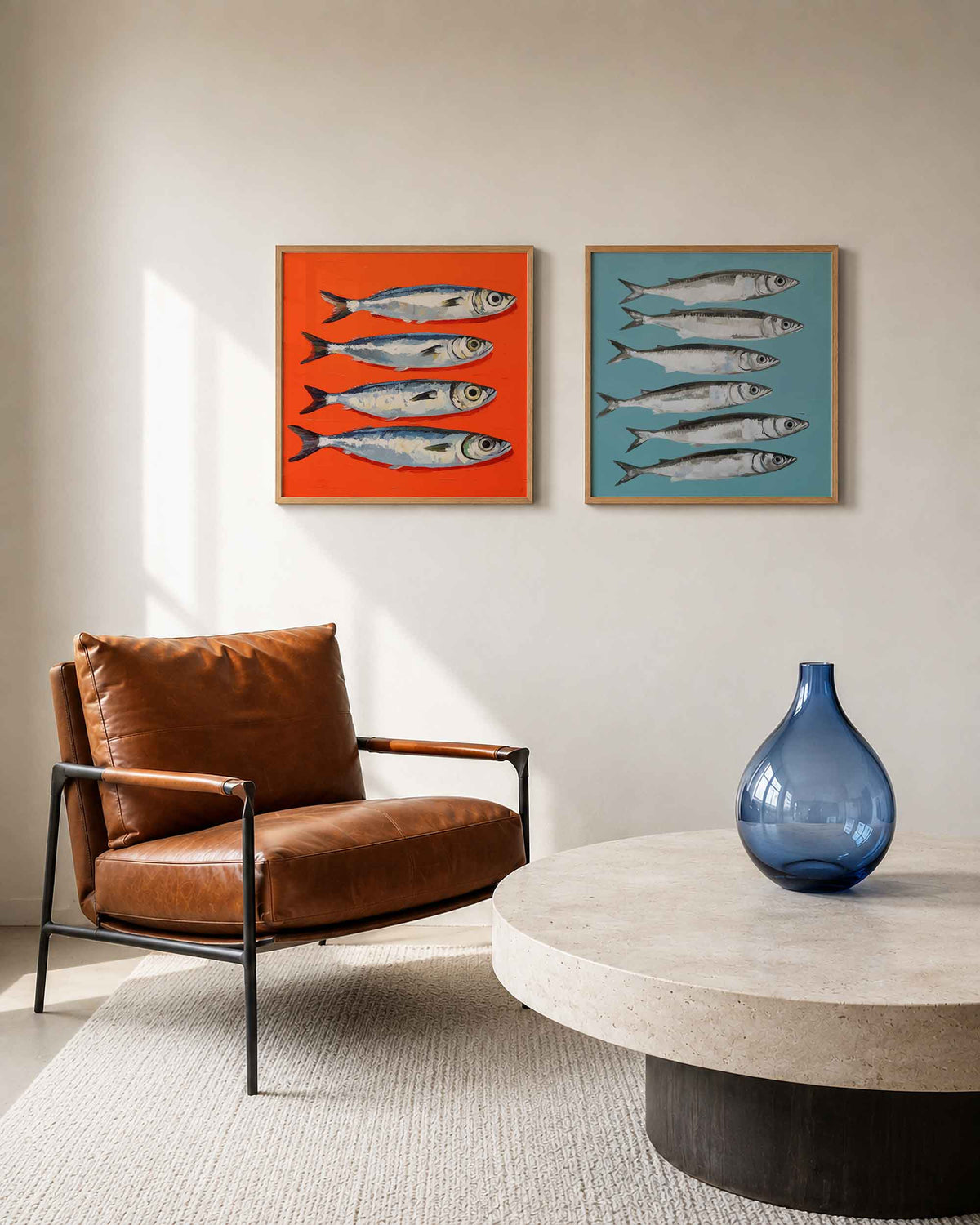 Interieurpresentatie van een tweedelige vierkante posterset met zilveren vissen