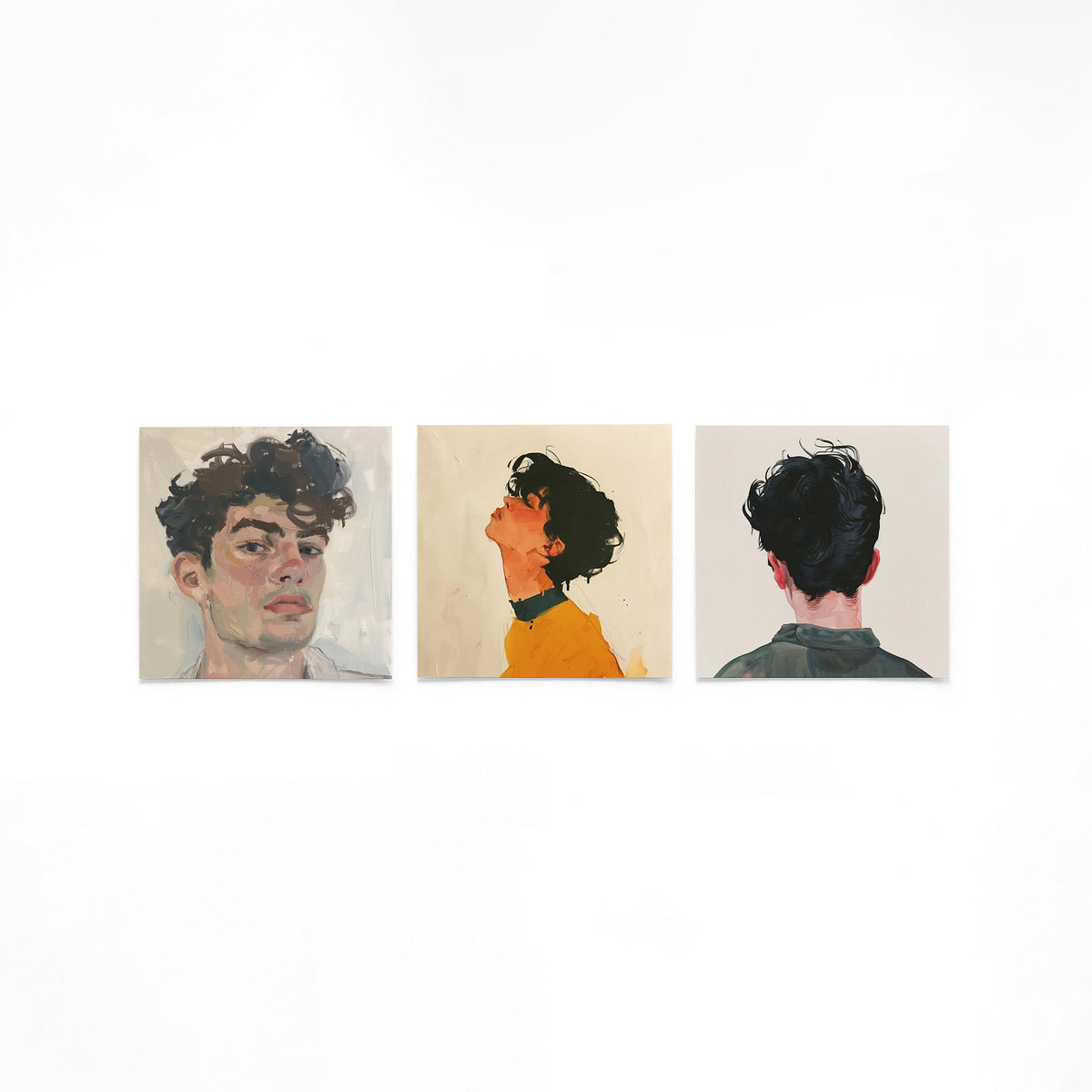 Drie vierkante posters met geschilderde portretten op een gebroken witte achtergrond