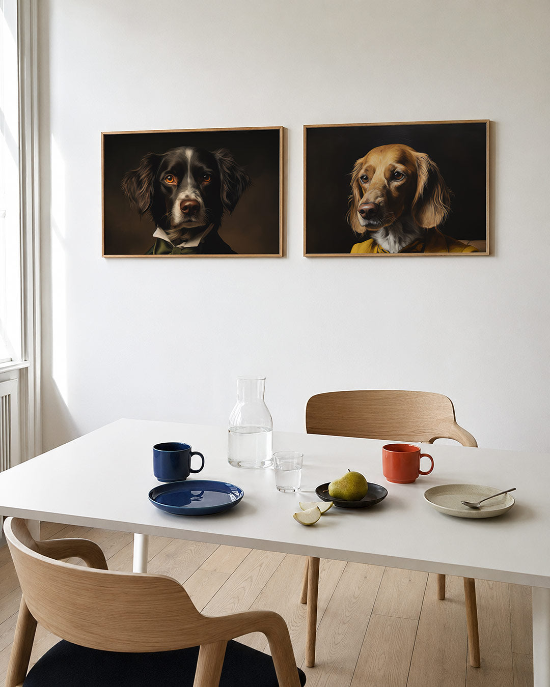 Twee liggende posters met een hond met een donkere vacht en levendige ogen met een groene strik, aan de muur in een interieur