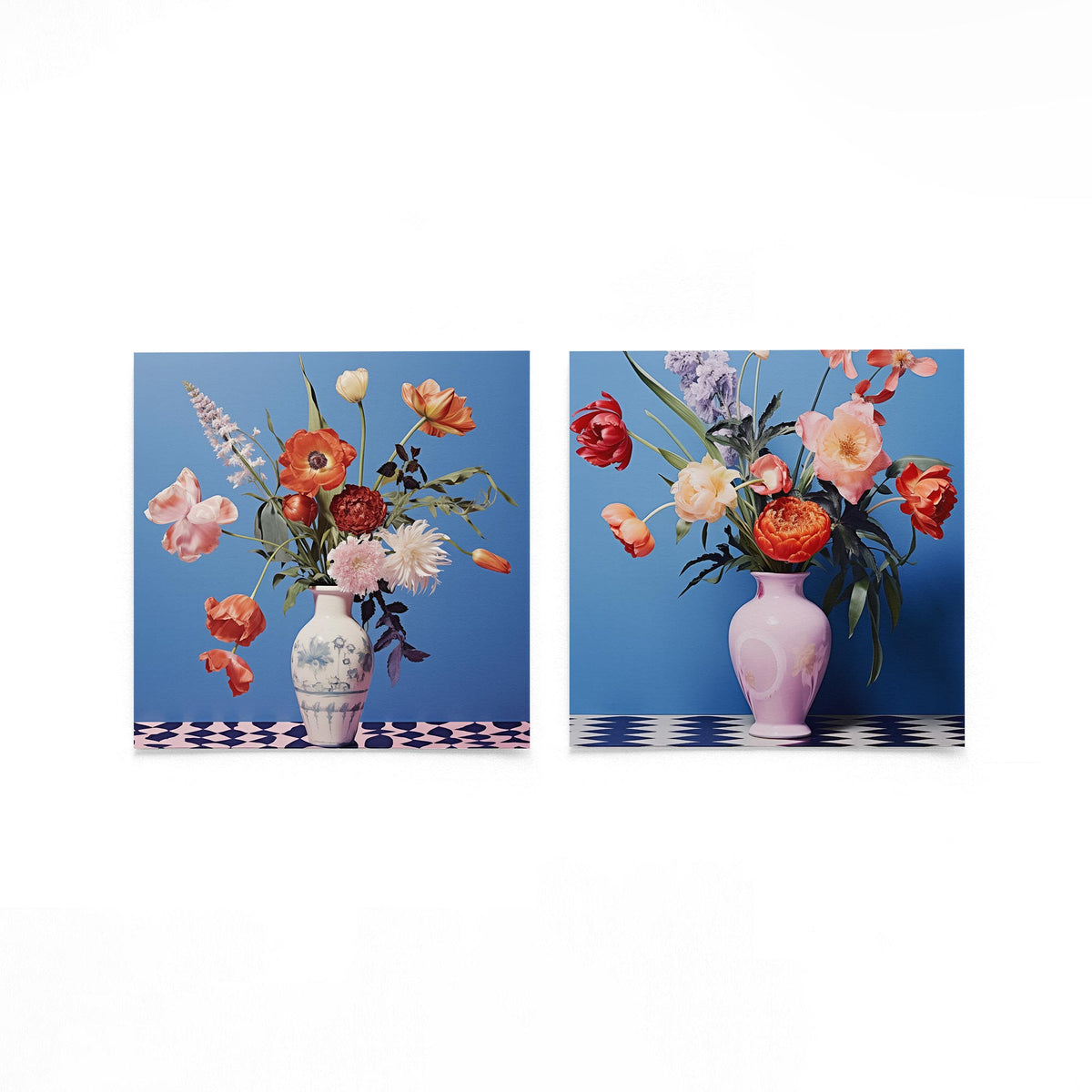 Twee vierkante posters met bloemenboeketten in vazen op een gebroken witte achtergrond