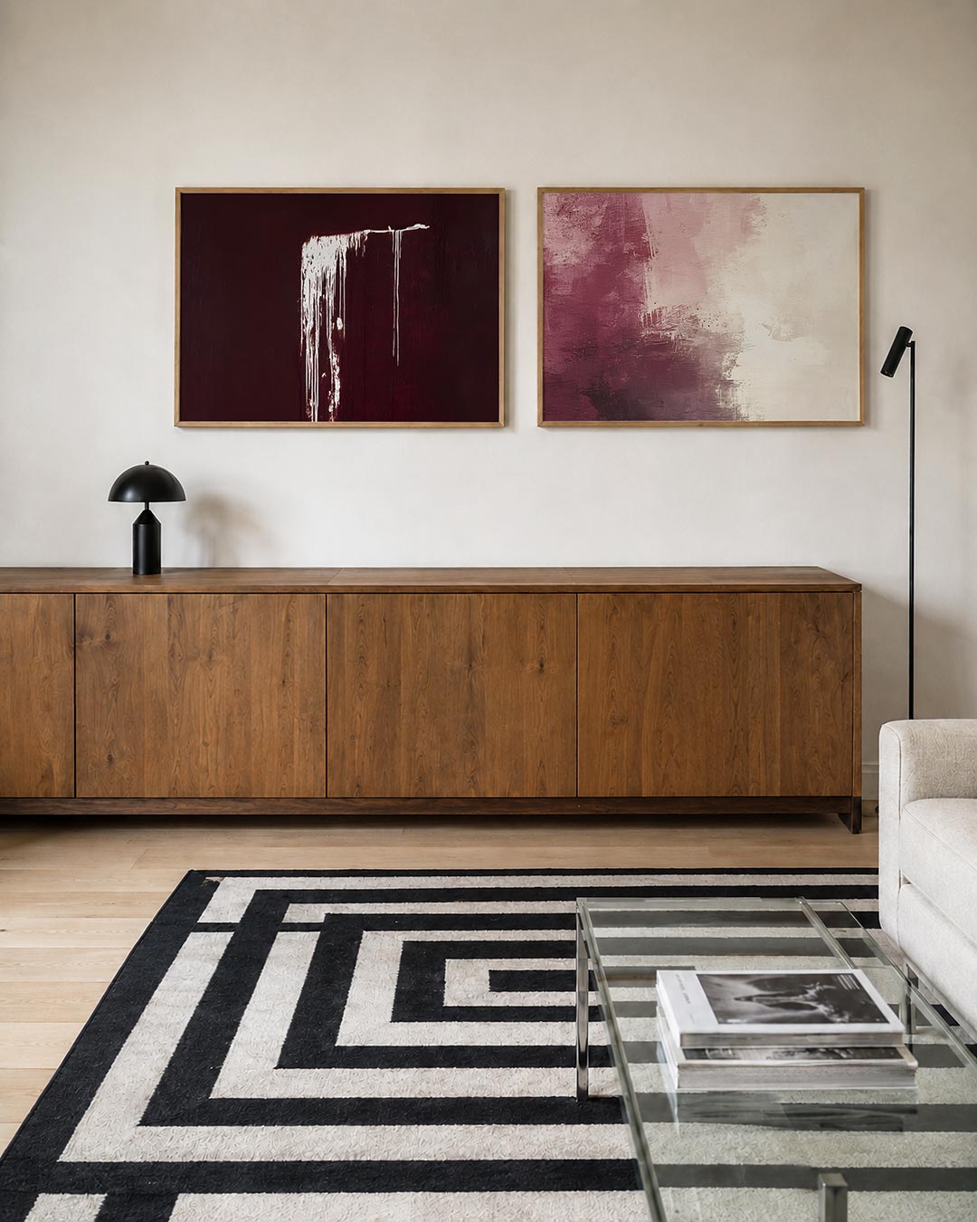 Tweedelige posterset met een diepe, donkere achtergrond met witte verfstrepen, getoond in een interieur