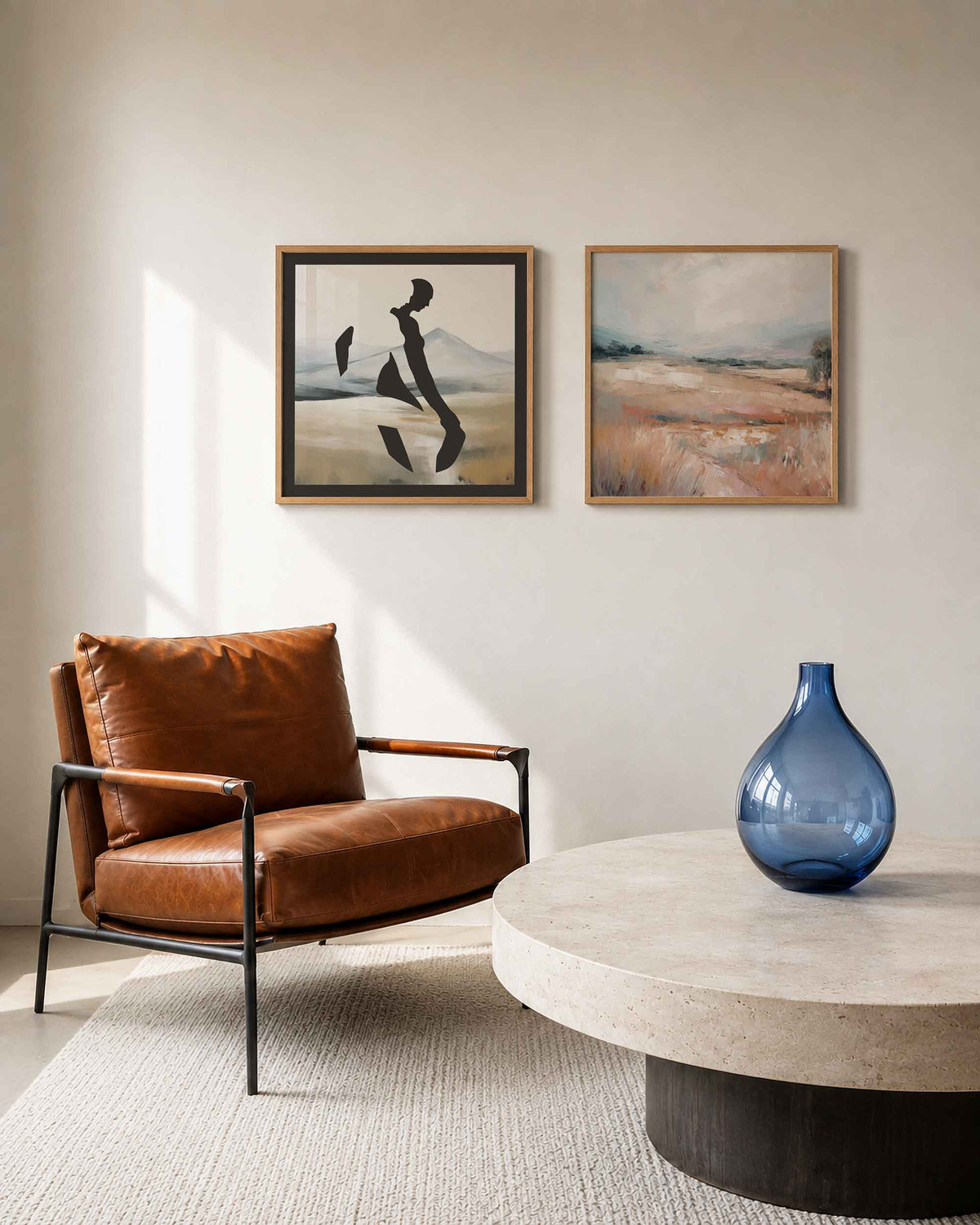 Interieurpresentatie van een tweedelige vierkante posterset met silhouet en landschap