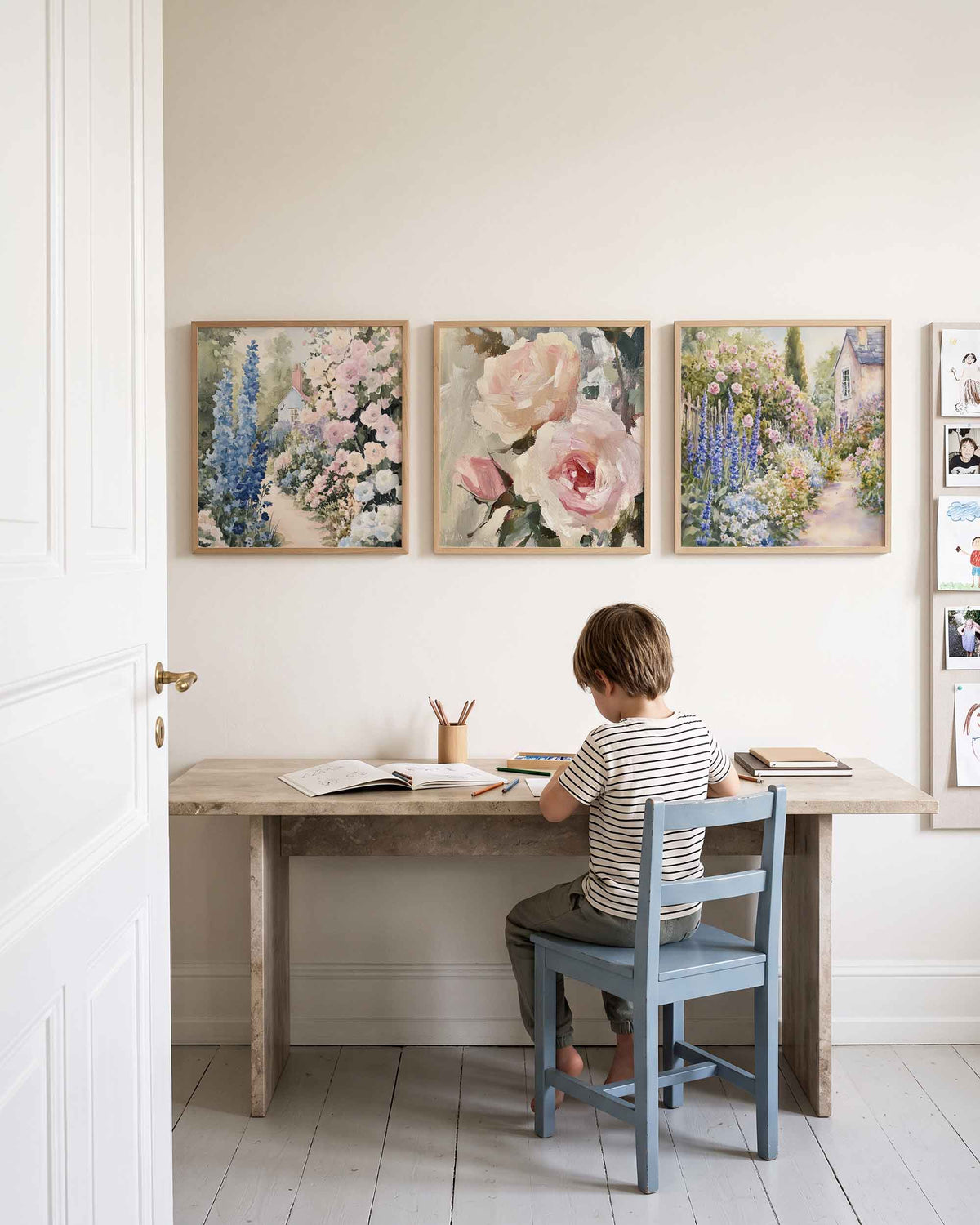 Interieurpresentatie van een driedelige vierkante posterset met bloementuin met huis