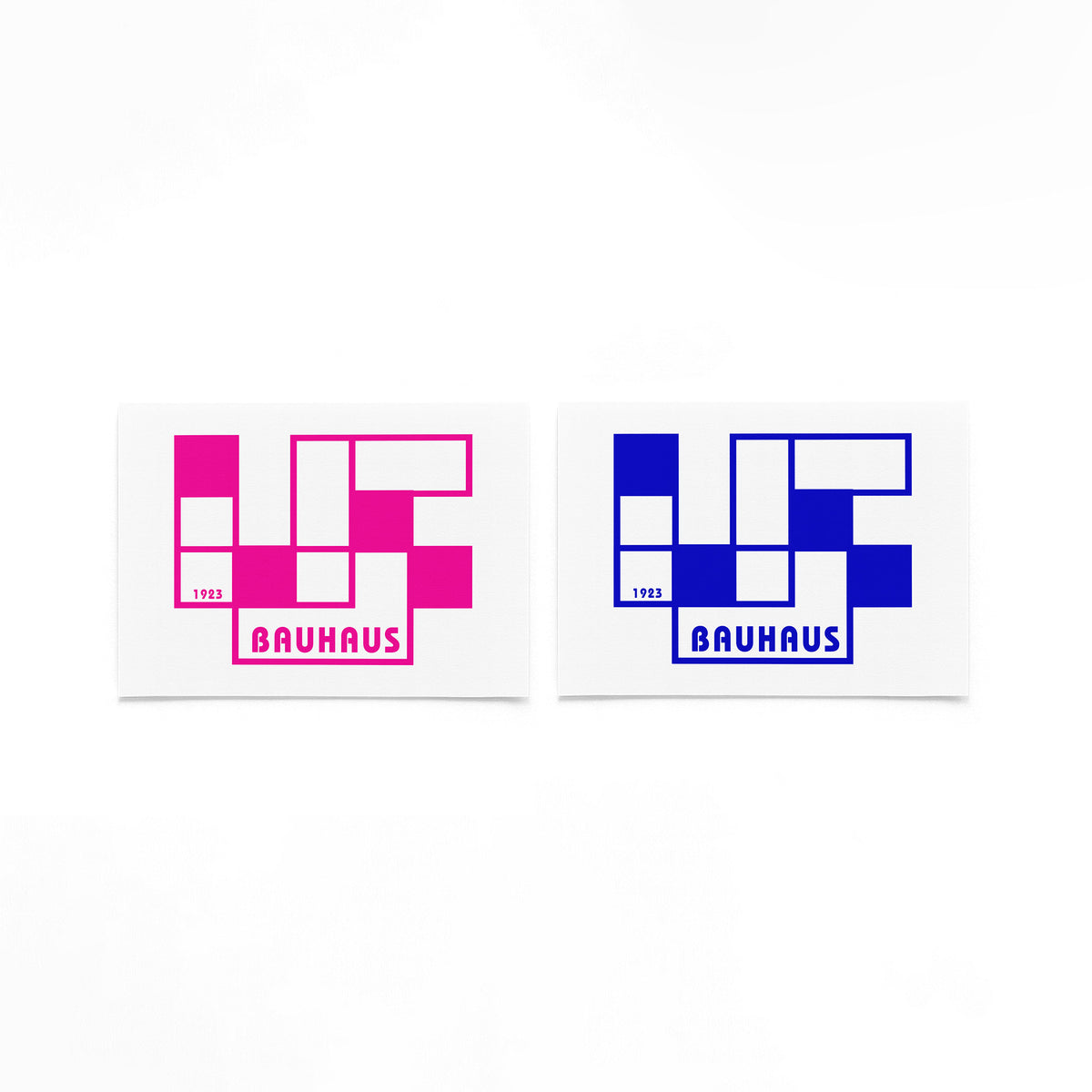 Twee landscape posters met roze en blauwe rasterletters als vrijstaande productfoto