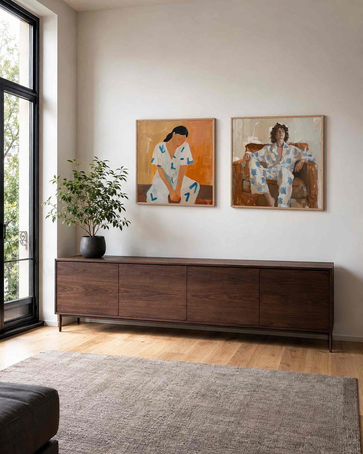 Interieurpresentatie van een tweedelige vierkante posterset met twee vrouwenportretten
