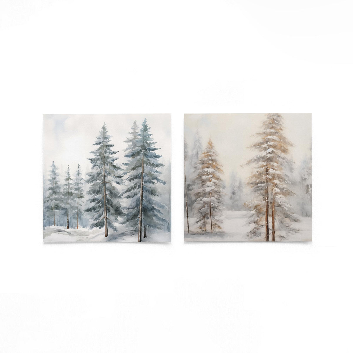 Twee vierkante posters met besneeuwde dennen op een gebroken witte achtergrond