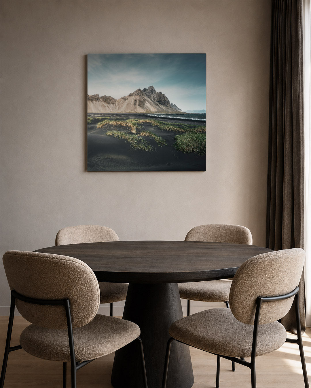 Berglandschap met zwarte zand Kunstwerk