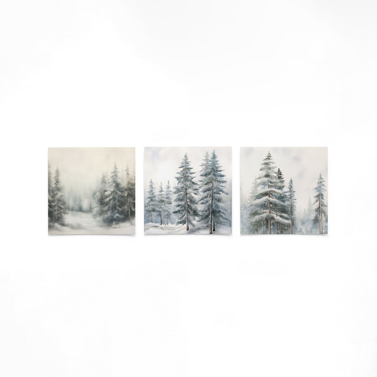 Drie vierkante posters met besneeuwde dennen op een gebroken witte achtergrond
