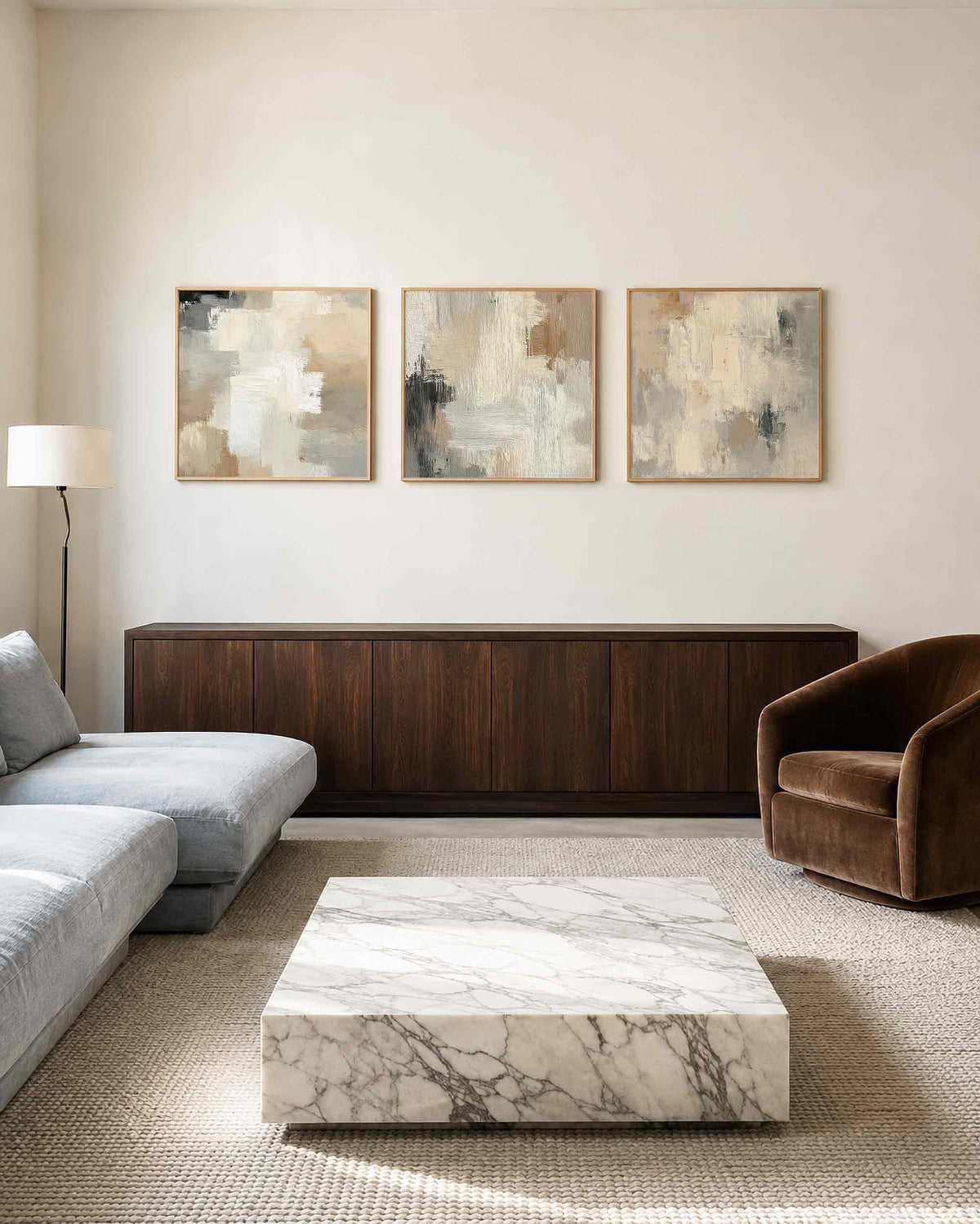 Interieurpresentatie van een driedelige vierkante posterset met abstracte beige schilderijen