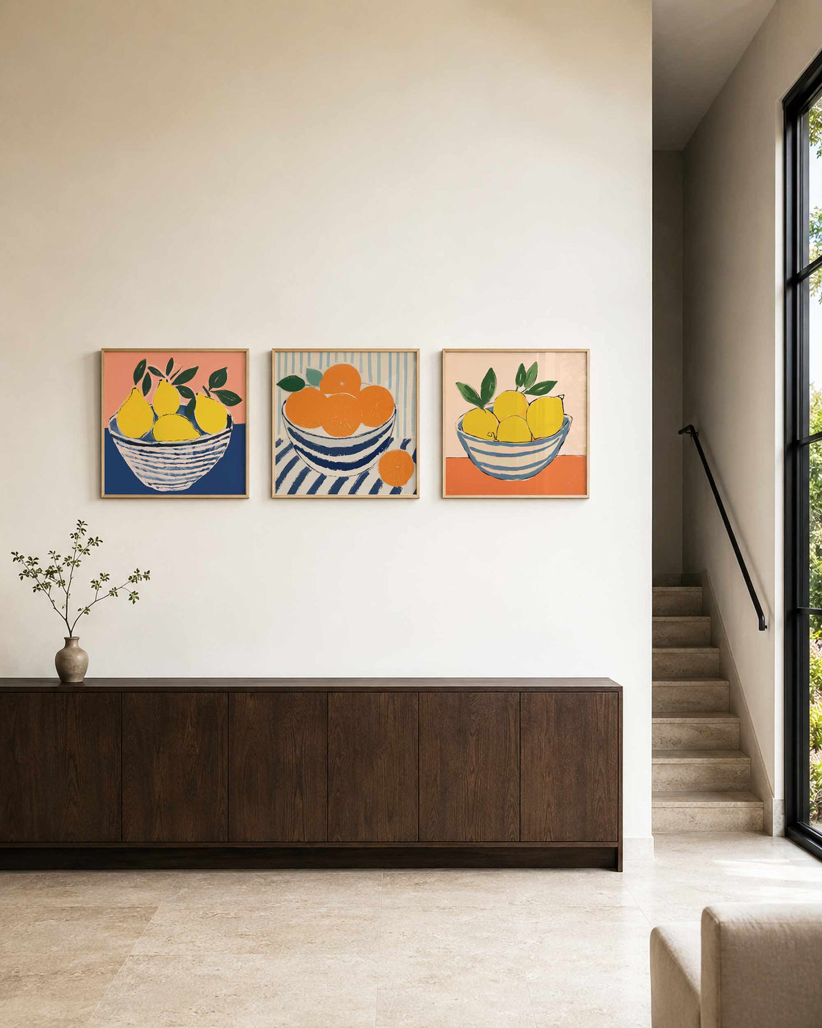 Interieurpresentatie van een driedelige vierkante posterset met fruitkommen