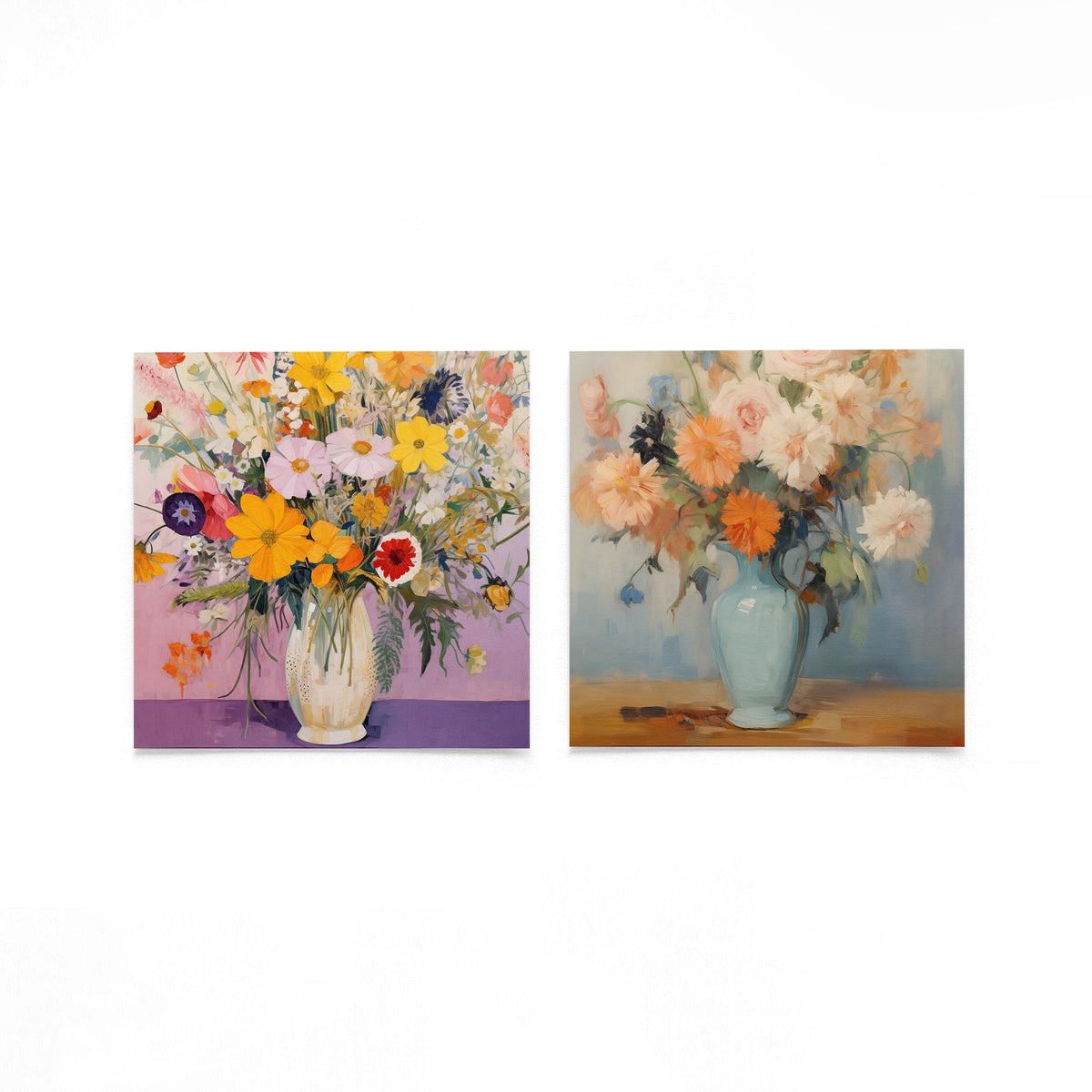 Twee vierkante posters met bloemen in vazen op een gebroken witte achtergrond