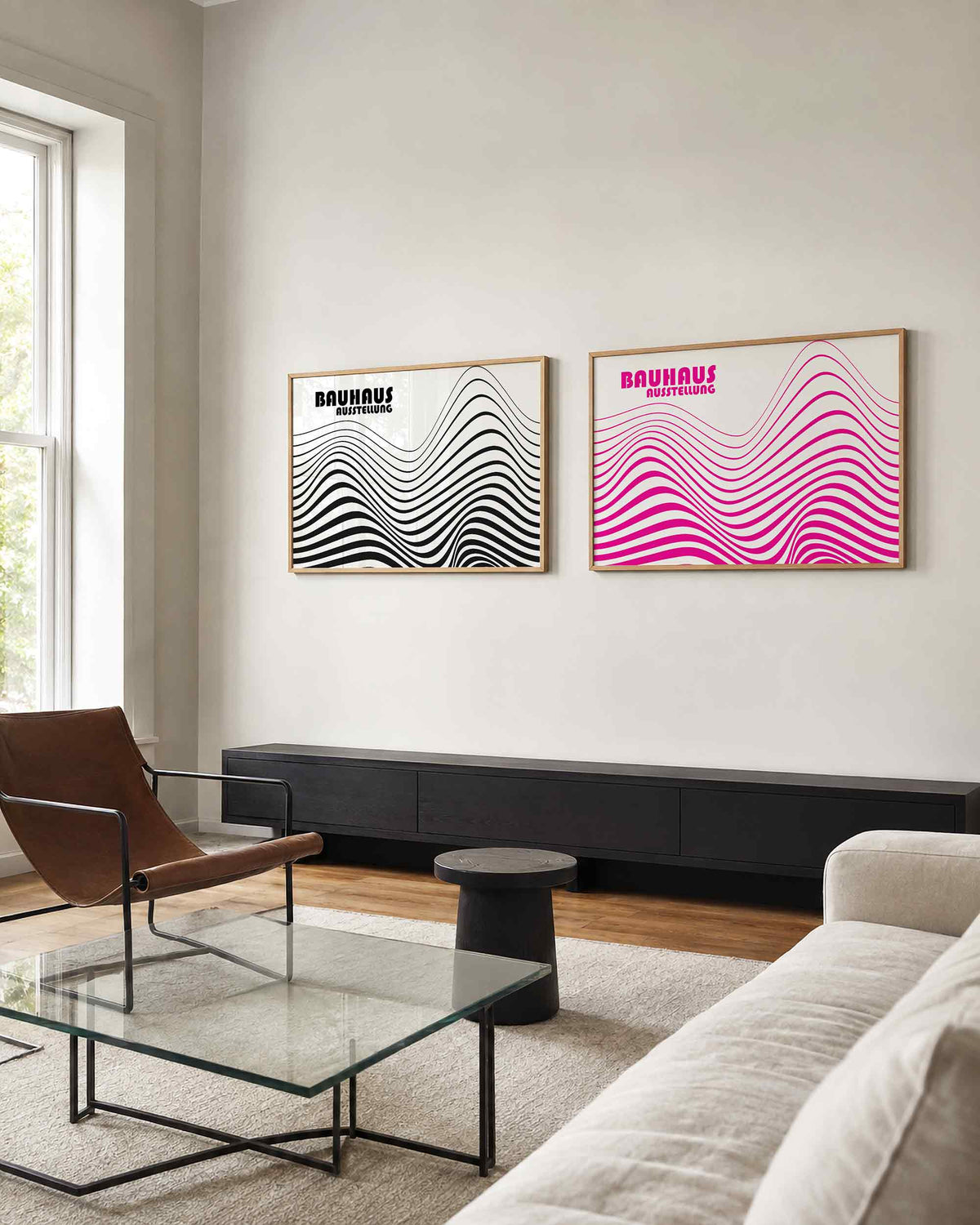 Interieurmockup van tweedelige landscape-posterset met golvende lijnen zwart en roze