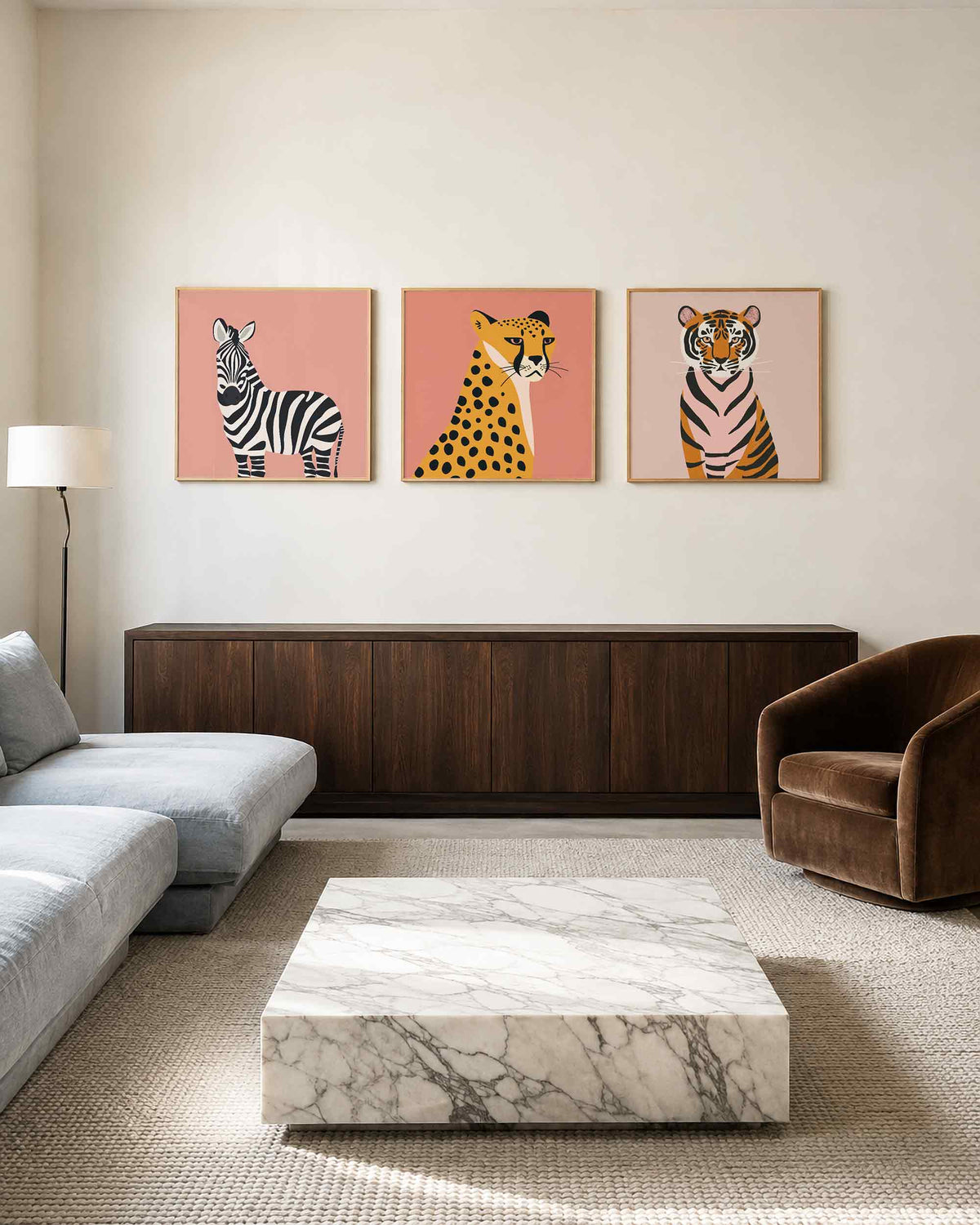 Interieurpresentatie van een driedelige vierkante posterset met zebra jachtluipaard tijger