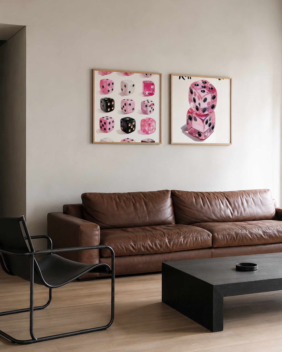 Interieurpresentatie van een tweedelige vierkante posterset met roze dobbelstenen