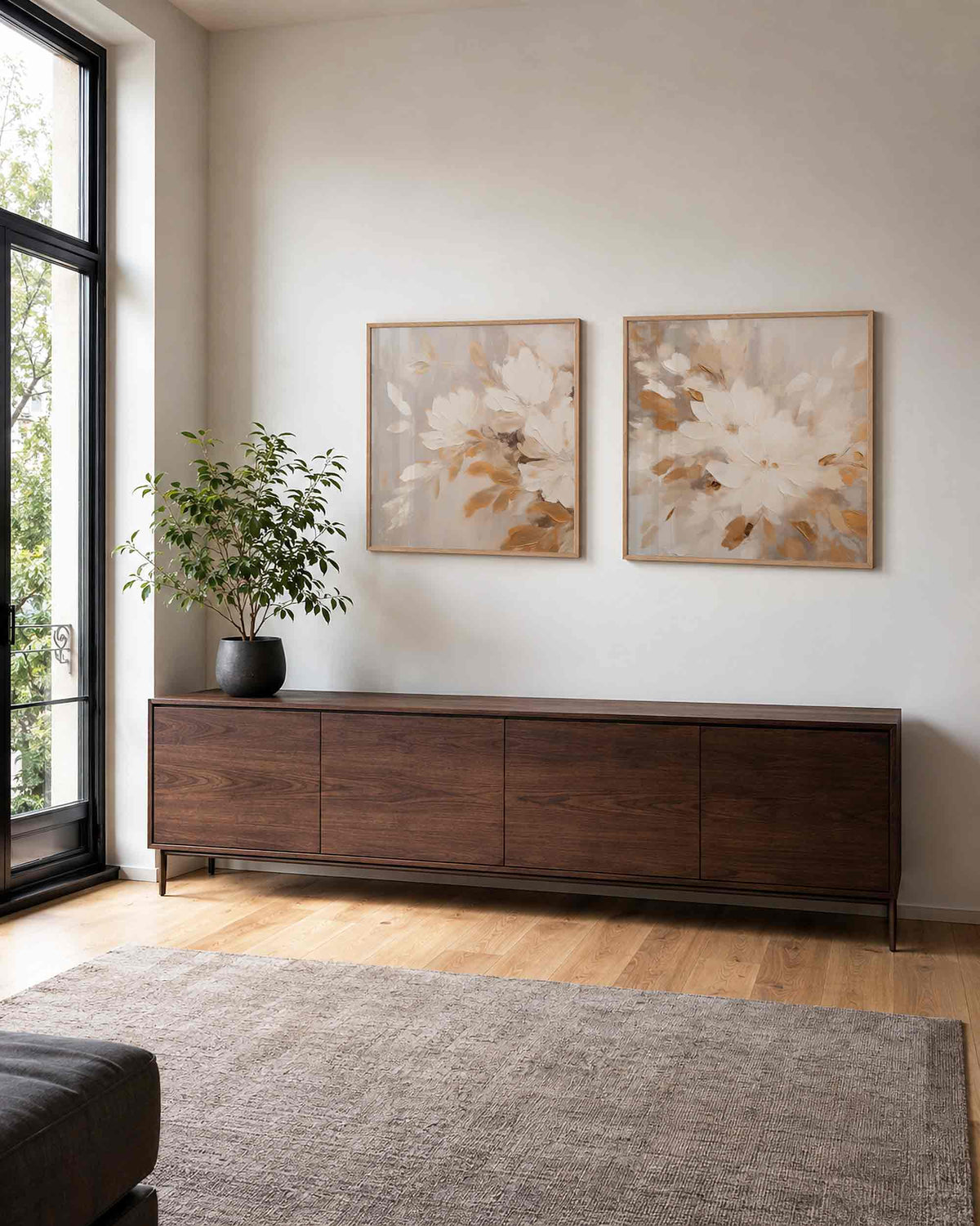 Interieurpresentatie van een tweedelige vierkante posterset met bloemen in beige