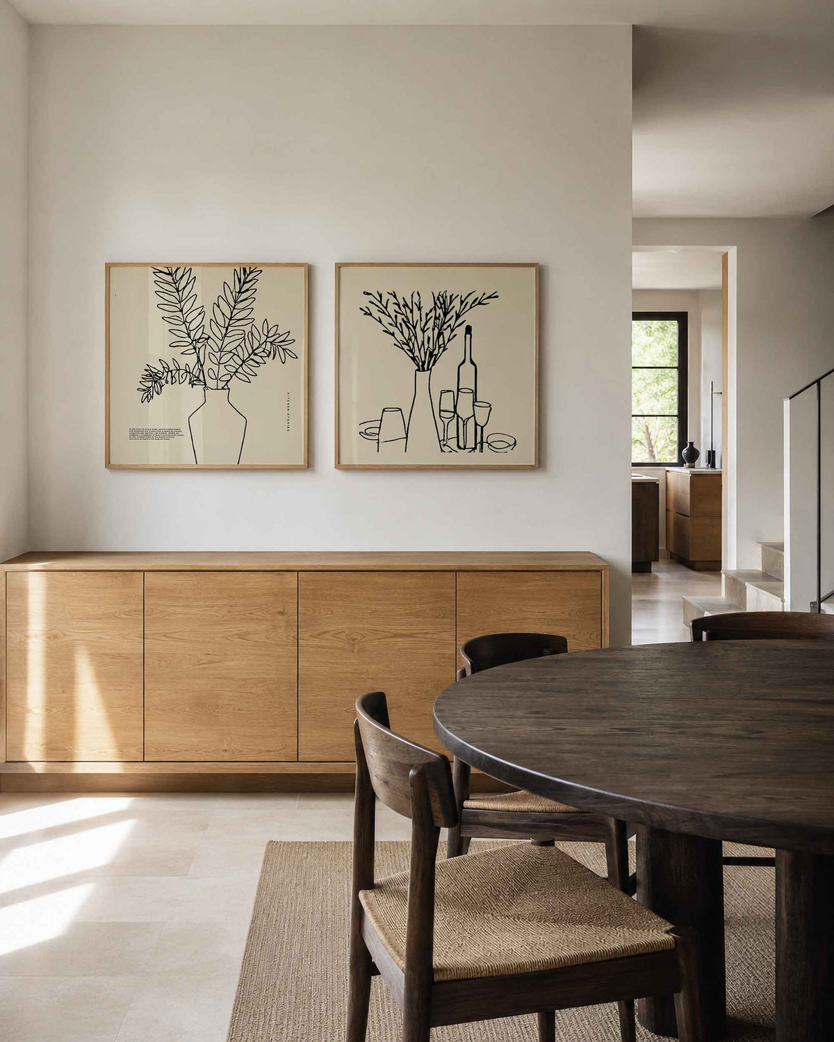 Interieurpresentatie van een tweedelige vierkante posterset met vazen en tafeldekking