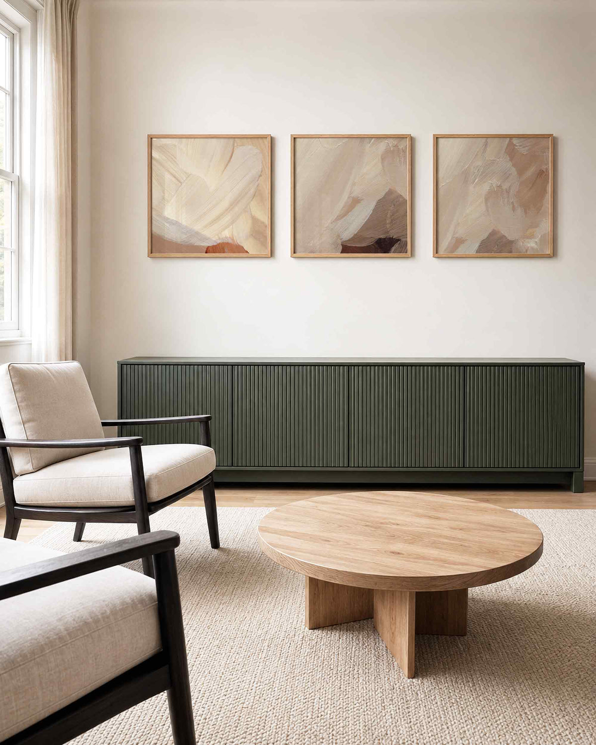 Interieurpresentatie van een driedelige vierkante posterset met abstracte beige schilderijen