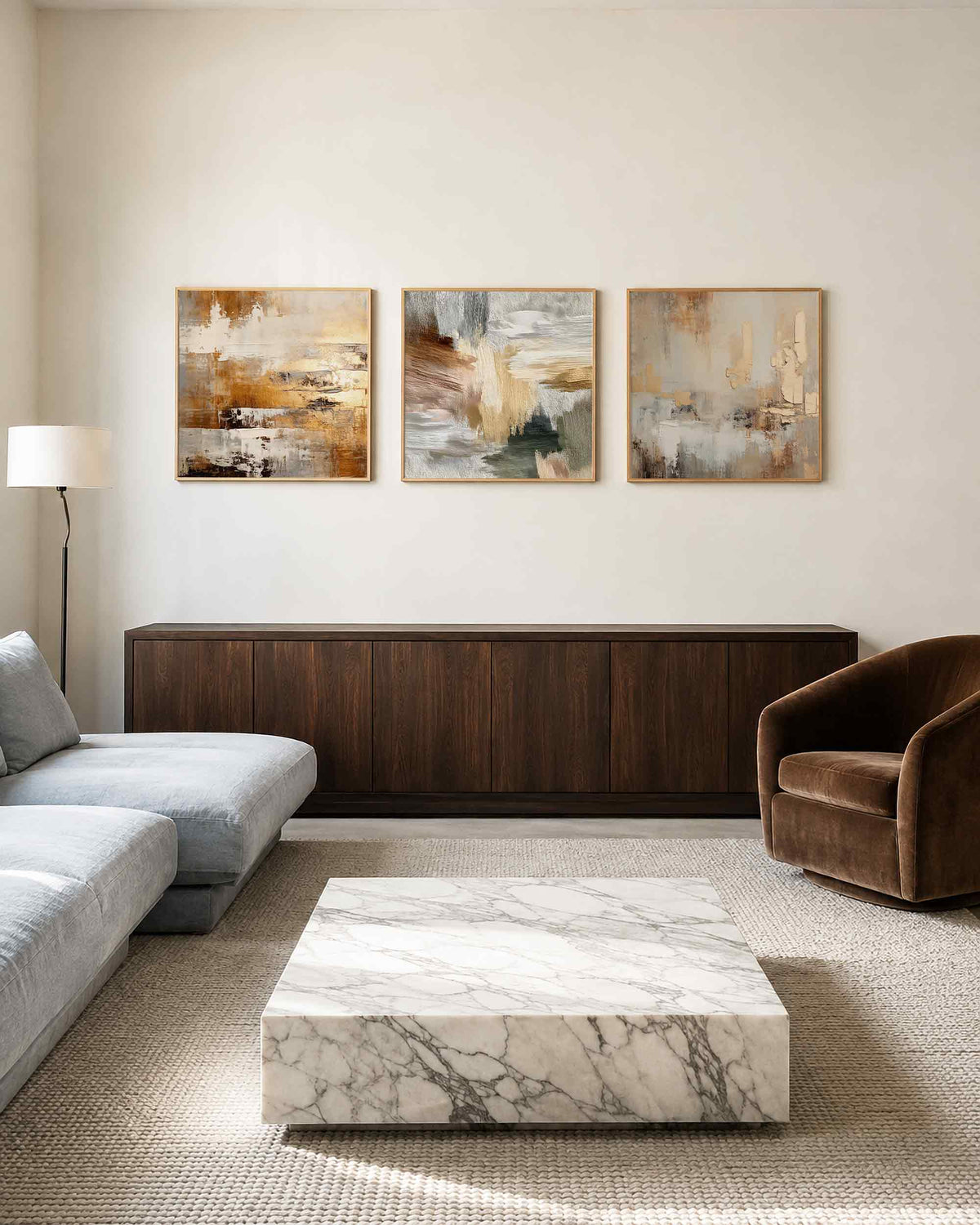 Interieurpresentatie van een driedelige vierkante posterset met abstracte aardetinten