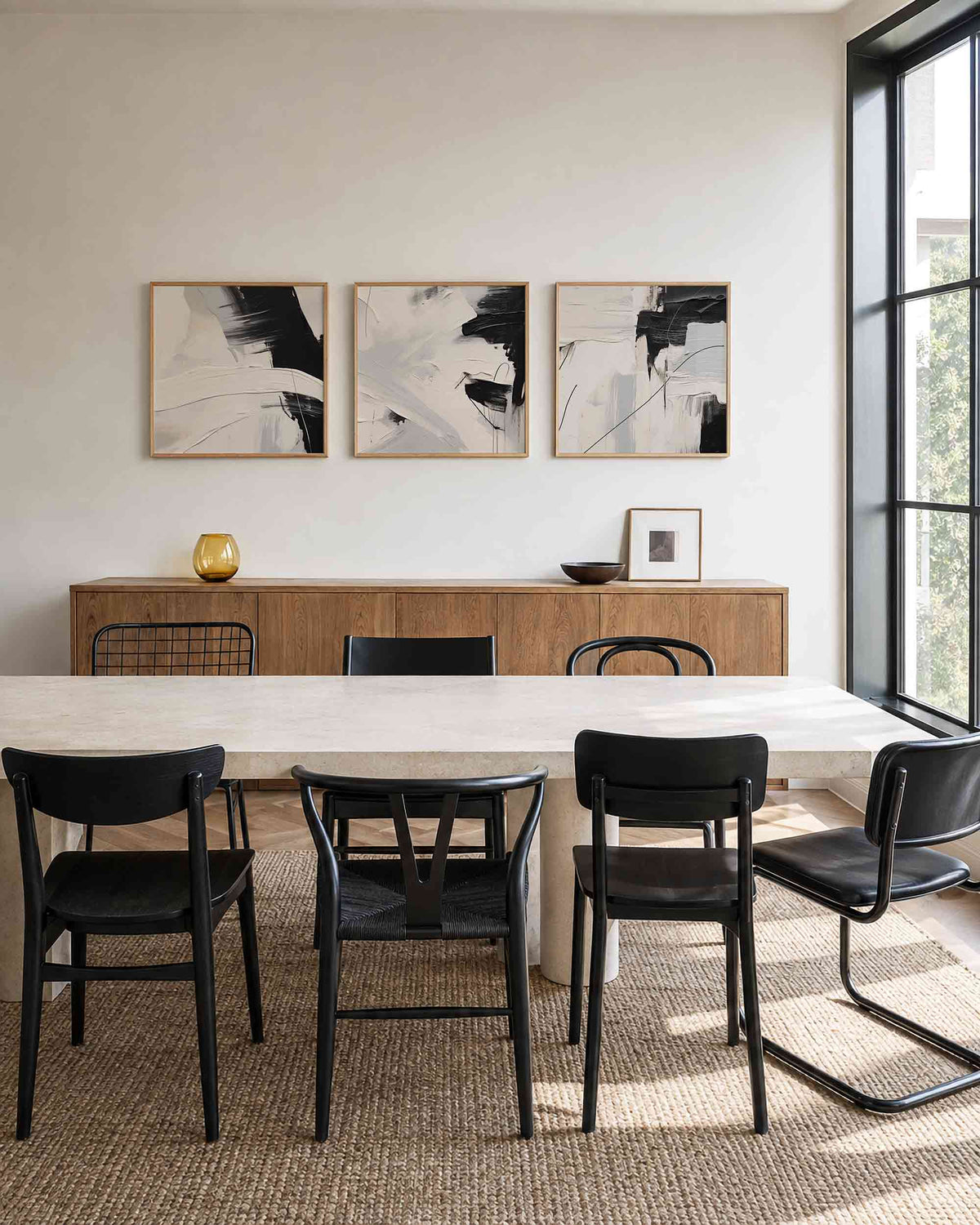 Interieurpresentatie van een driedelige vierkante posterset met zwart wit abstract