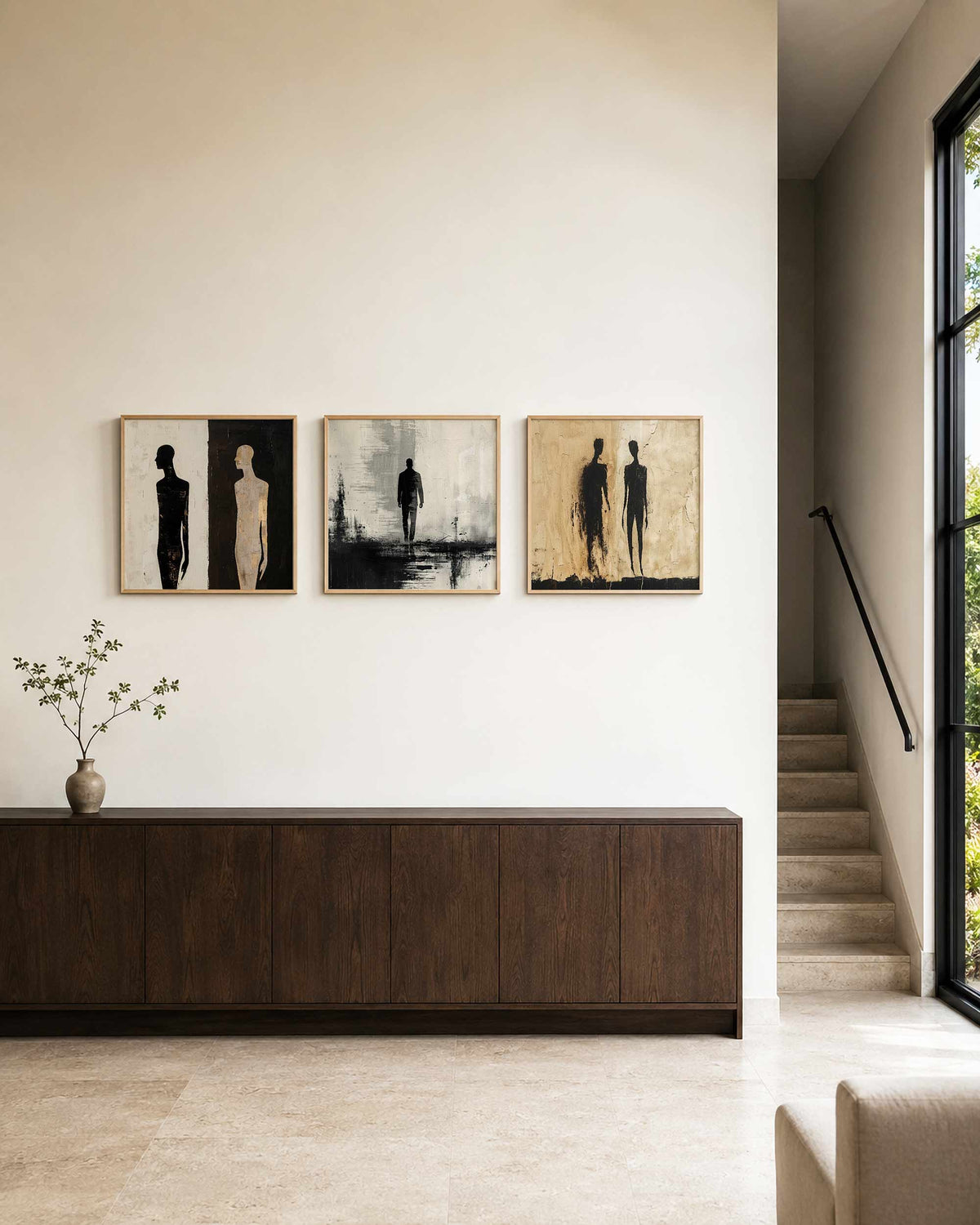Interieurpresentatie van een driedelige vierkante posterset met abstracte mensfiguren