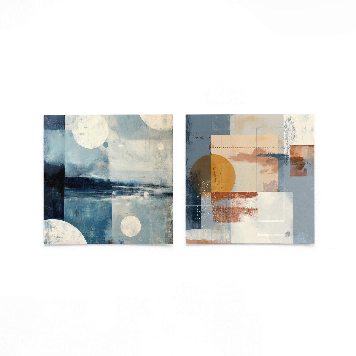 Twee vierkante posters met maan en geometrische vlakken op een gebroken witte achtergrond