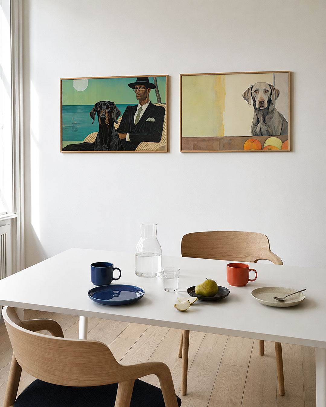 Twee liggende posters met een man in een zwart pak en hoed naast een hond, aan de muur in een interieur