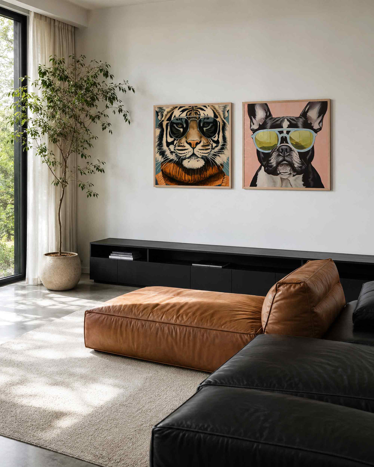 Interieurpresentatie van een tweedelige vierkante posterset met tijger en bulldog