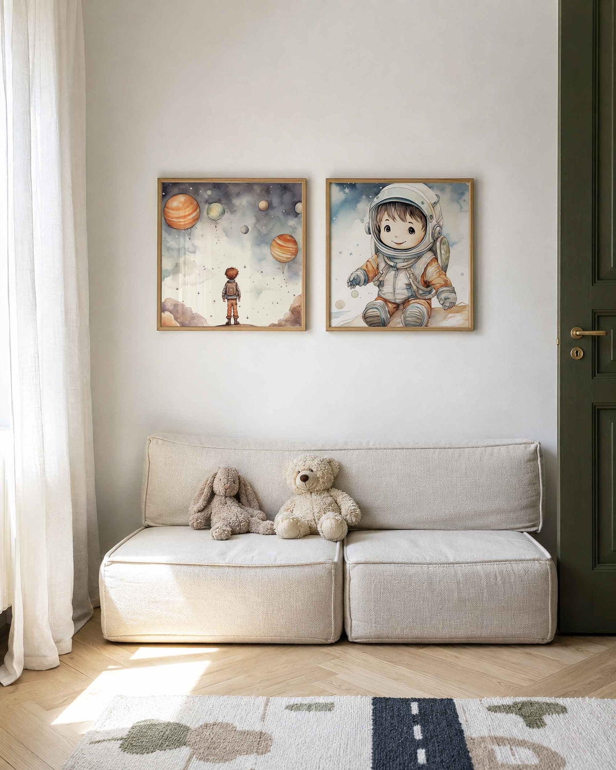 Interieurpresentatie van een tweedelige vierkante posterset met ruimtekinderen