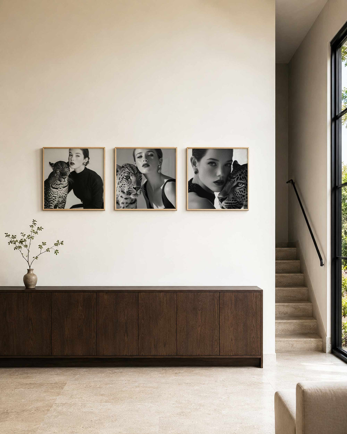 Interieurpresentatie van een driedelige vierkante posterset met vrouw en luipaard