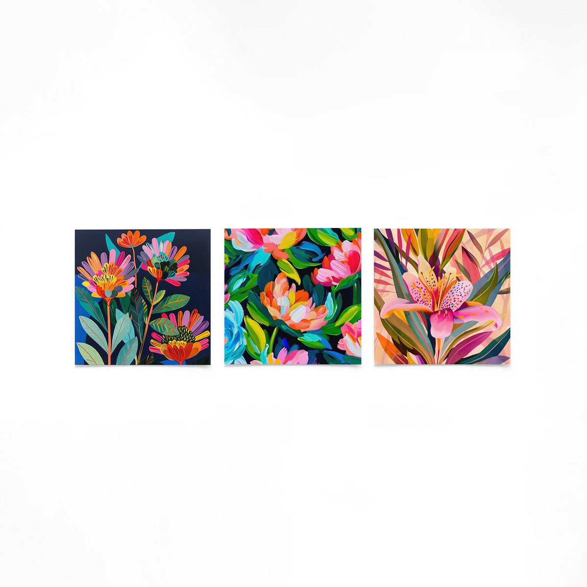 Drie vierkante posters met kleurrijke bloemen op een gebroken witte achtergrond