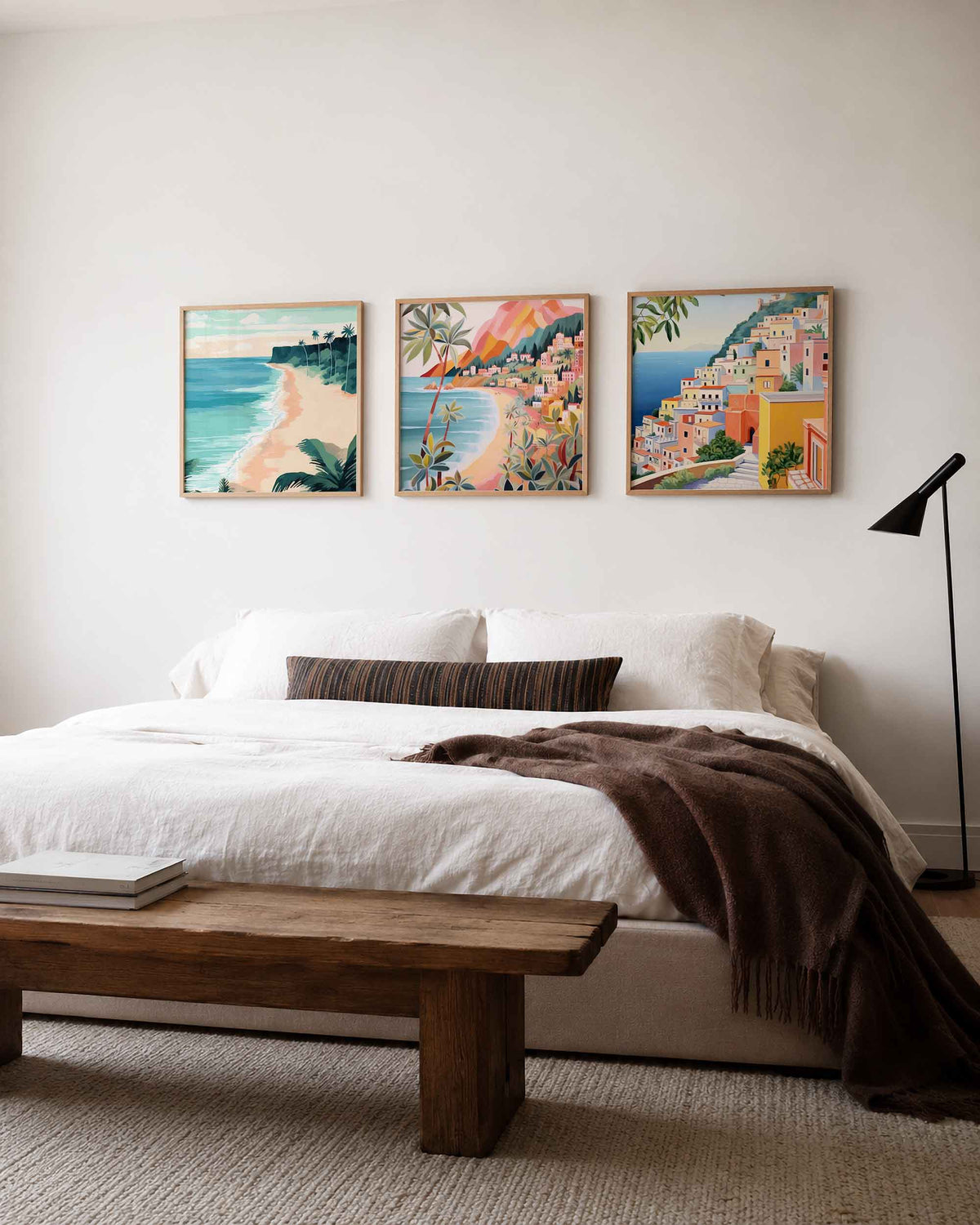 Interieurpresentatie van een driedelige vierkante posterset met kustdorpen en strand