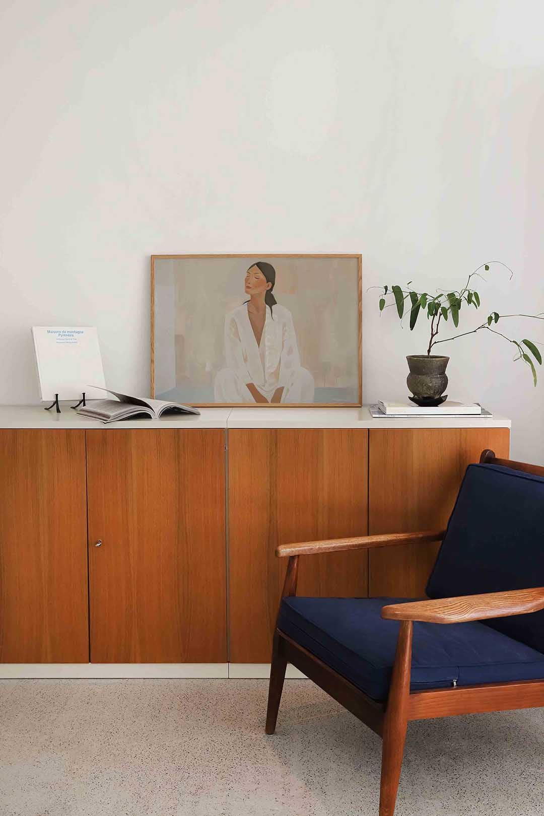 Vrouw in witte kleding Poster