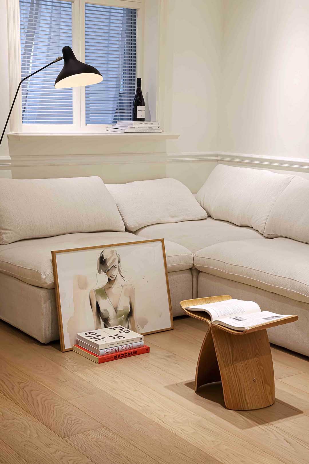 Vrouw in beige jurk Poster