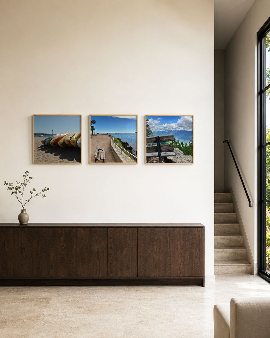 Interieur met vierkant fotografisch drieluik bankjes aan zee en bergen – Gerald Emming