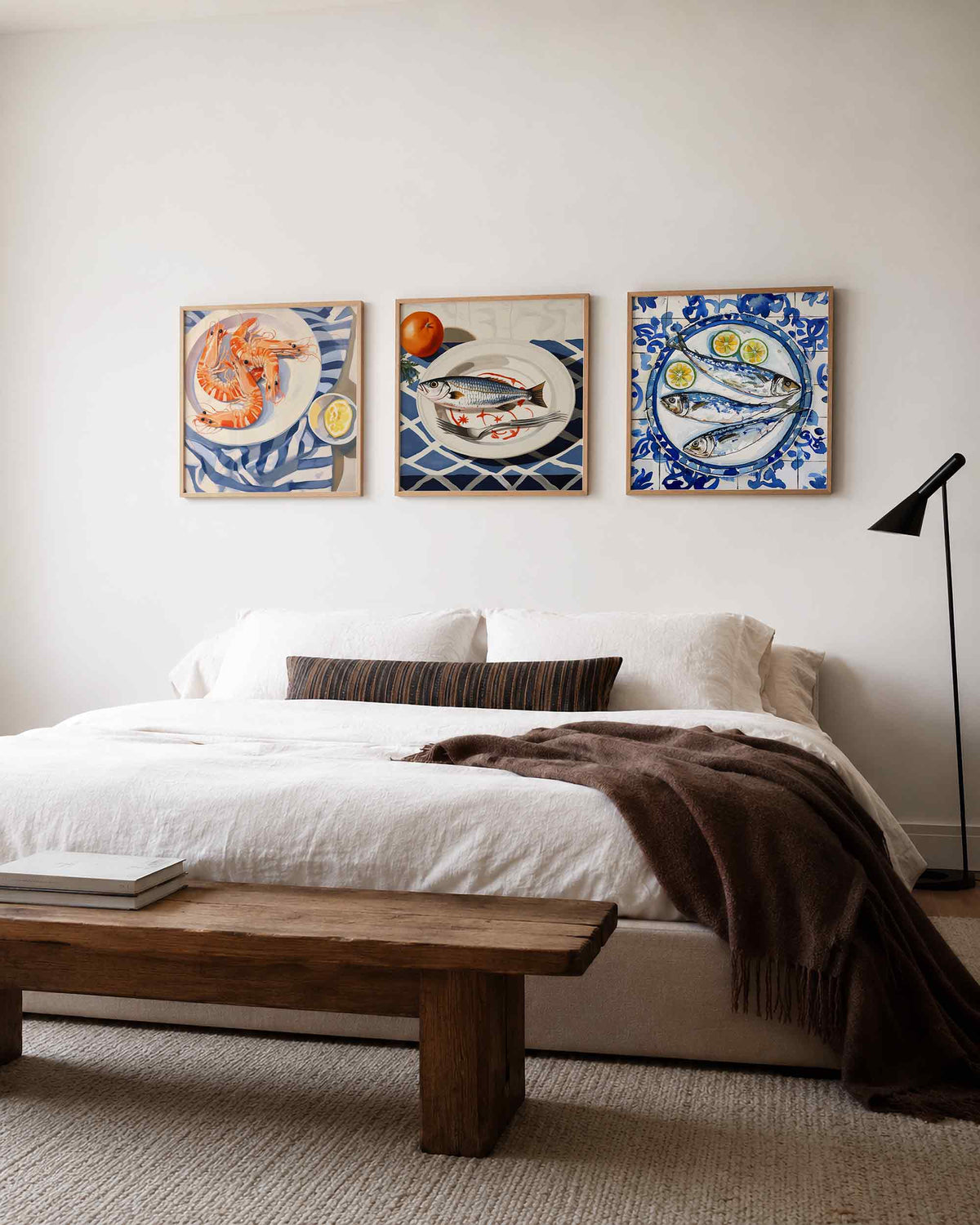 Interieurpresentatie van een driedelige vierkante posterset met vis en schaaldieren