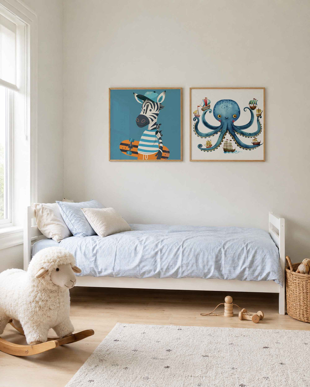 Interieurpresentatie van een tweedelige vierkante posterset met zebra en octopus
