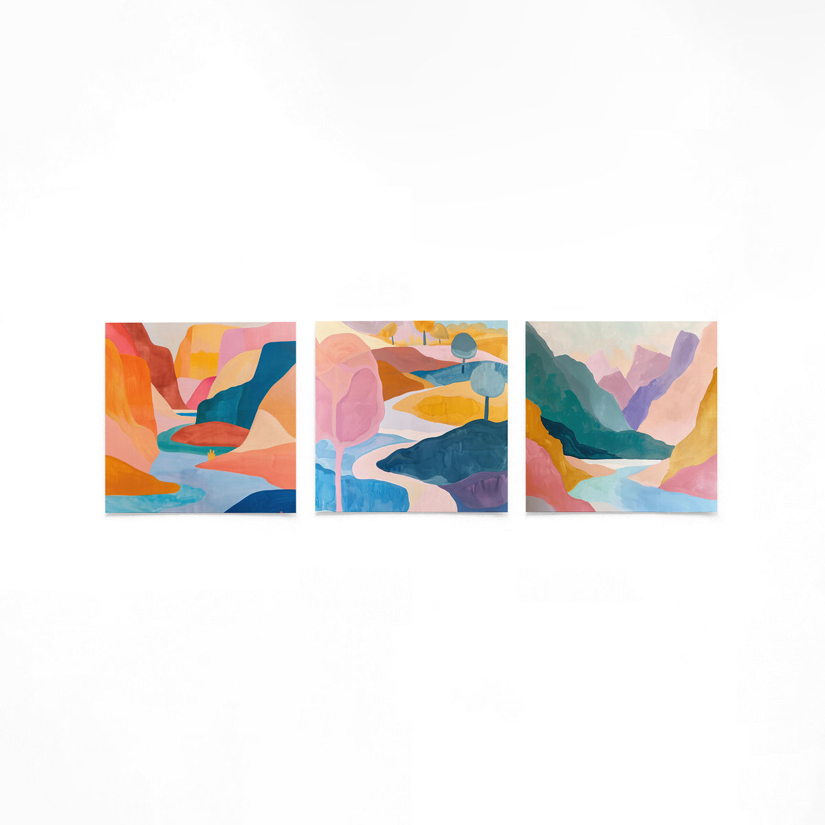 Drie vierkante posters met kleurrijk abstract landschap op een gebroken witte achtergrond