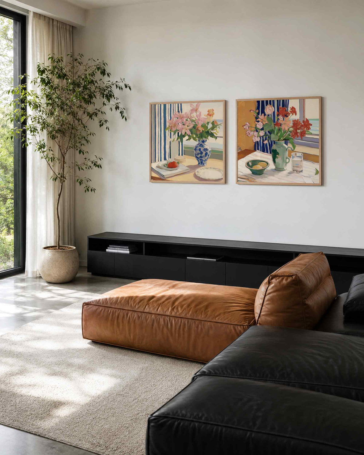 Interieurpresentatie van een tweedelige vierkante posterset met bloemen in gestreepte vazen