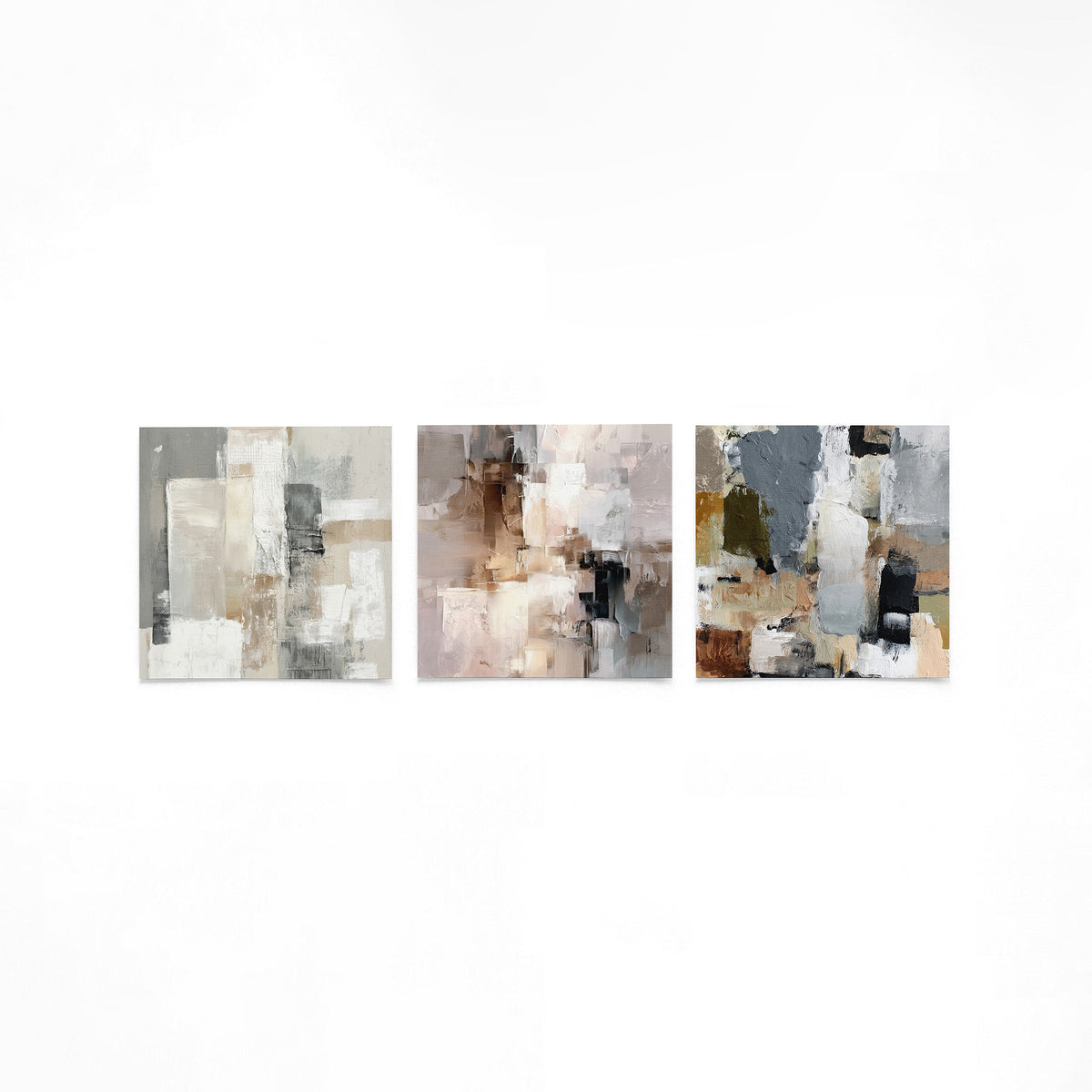 Drie vierkante posters met abstracte vlakken op een gebroken witte achtergrond