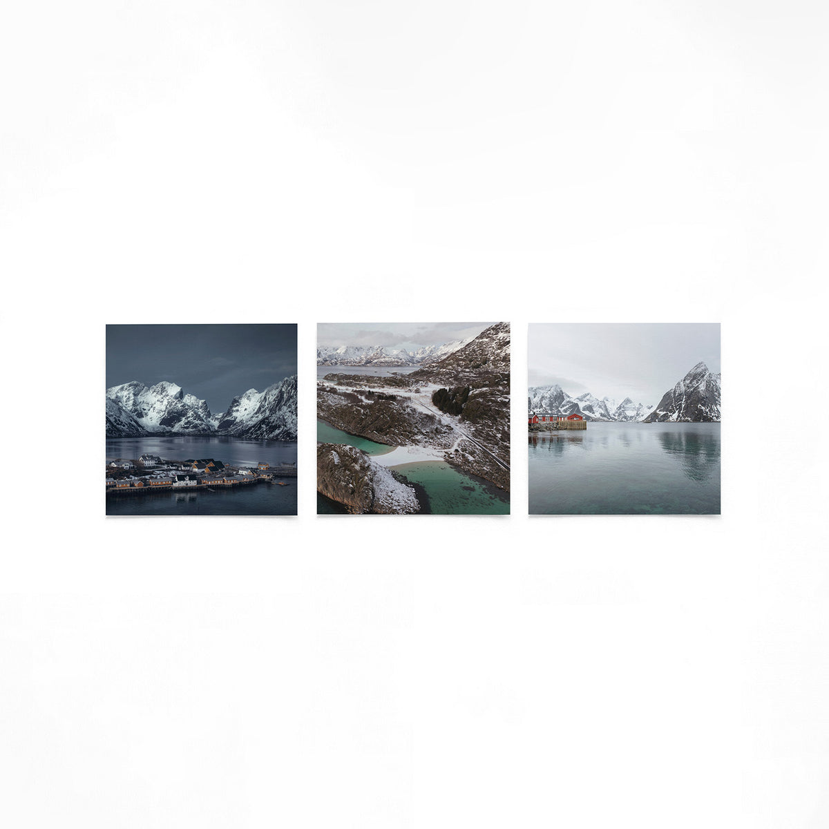 Productfoto van drie vierkante posters met sneeuwbergen aan het fjord – Gerald Emming