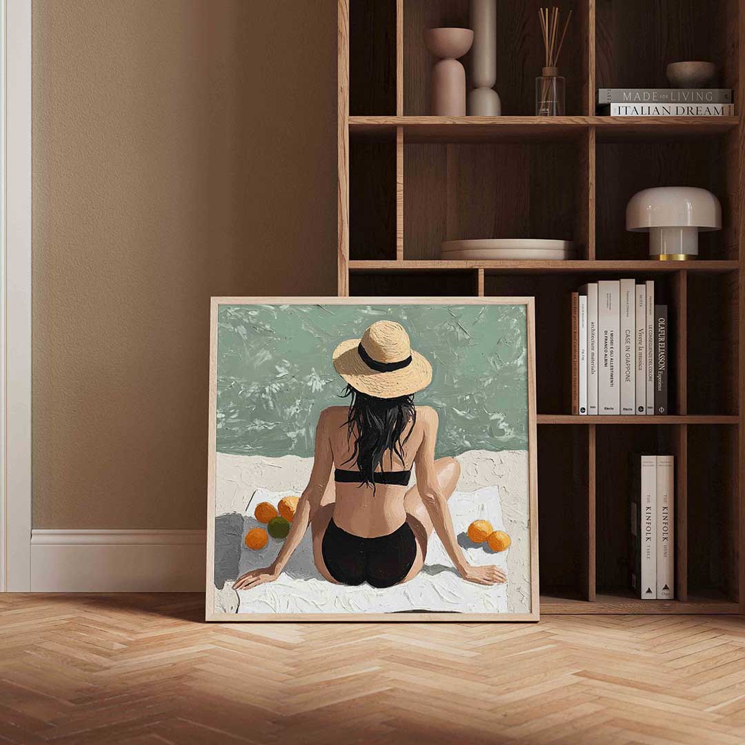 Vrouw op strand met hoed Poster
