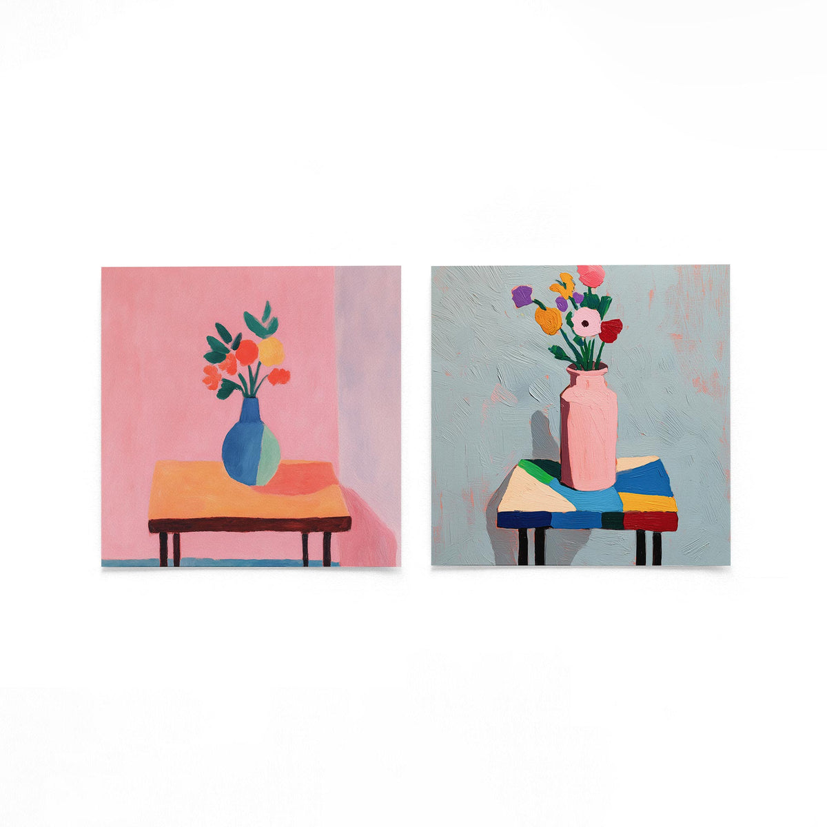 Twee vierkante posters met bloemen in vazen op een gebroken witte achtergrond