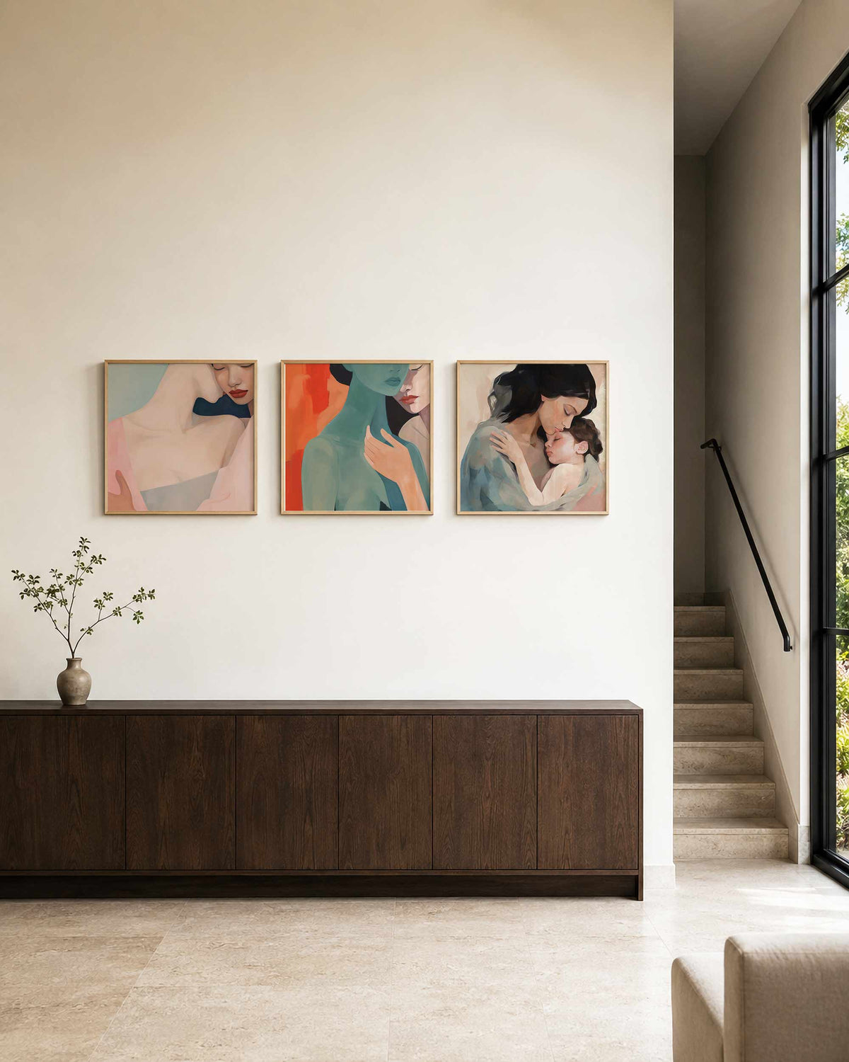 Interieurpresentatie van een driedelige vierkante posterset met moeder en kind