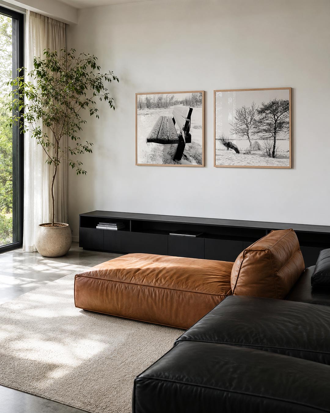 Interieur met vierkant fotografisch tweeluik winterstilte in zwart wit – Gerald Emming