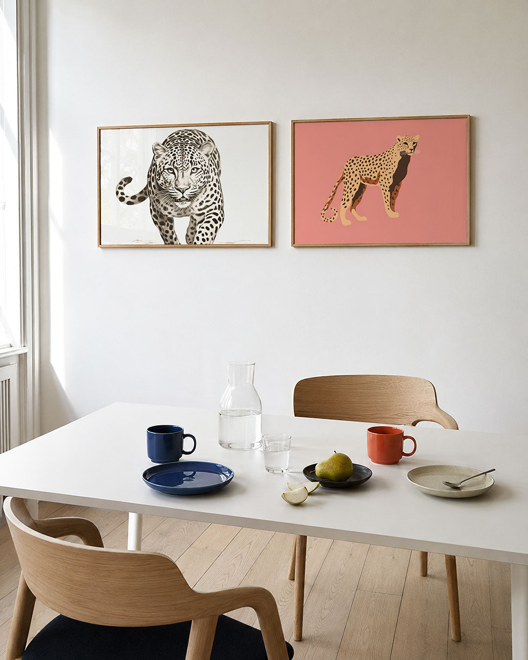 Tweedelige posterset met een gedetailleerde tekening van een luipaard, getoond in een interieur