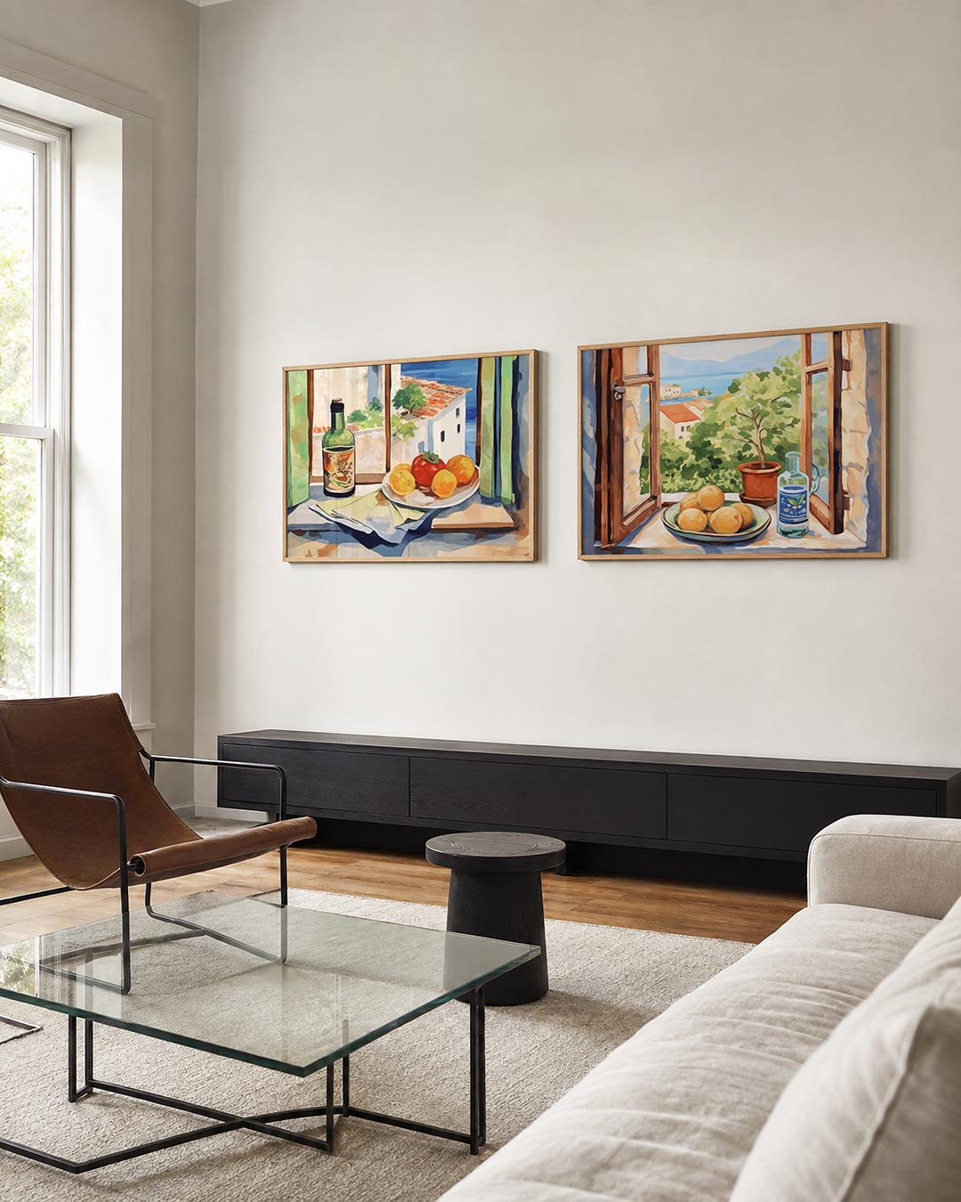 Tweedelige posterset met een posterset in twee delen met fruit, een fles en uitzicht op zee, getoond in een interieur