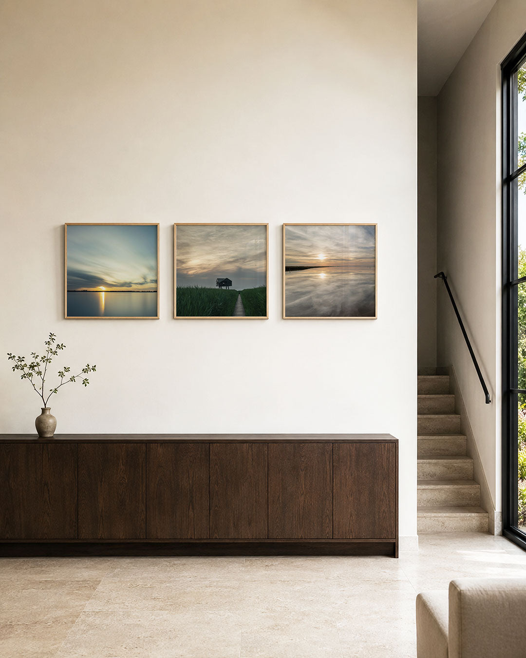 Interieur met vierkant fotografisch drieluik stilte aan het water – Gerald Emming