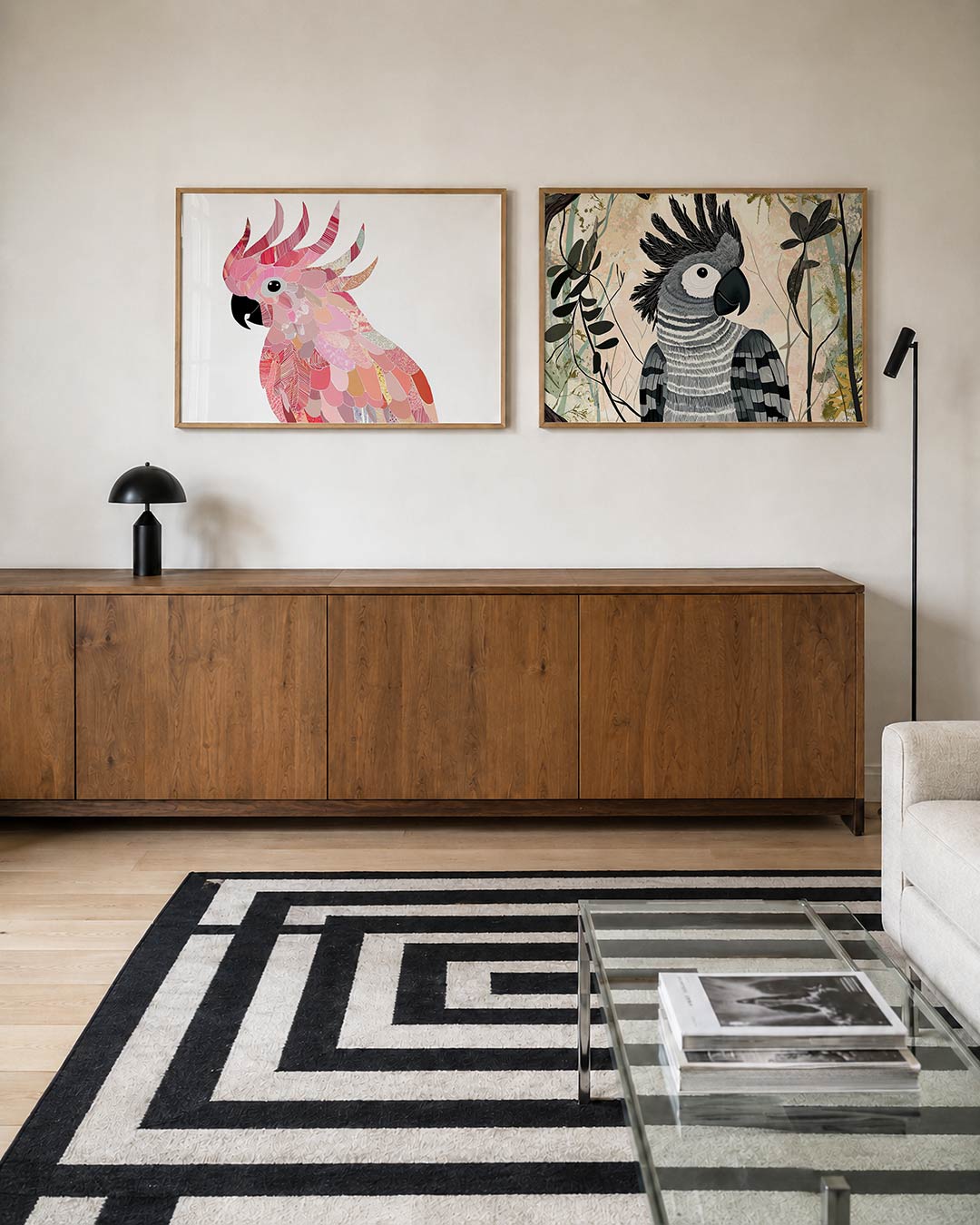 Twee liggende posters met deze kleurrijke vogel bestaat uit een mozaïek, aan de muur in een interieur