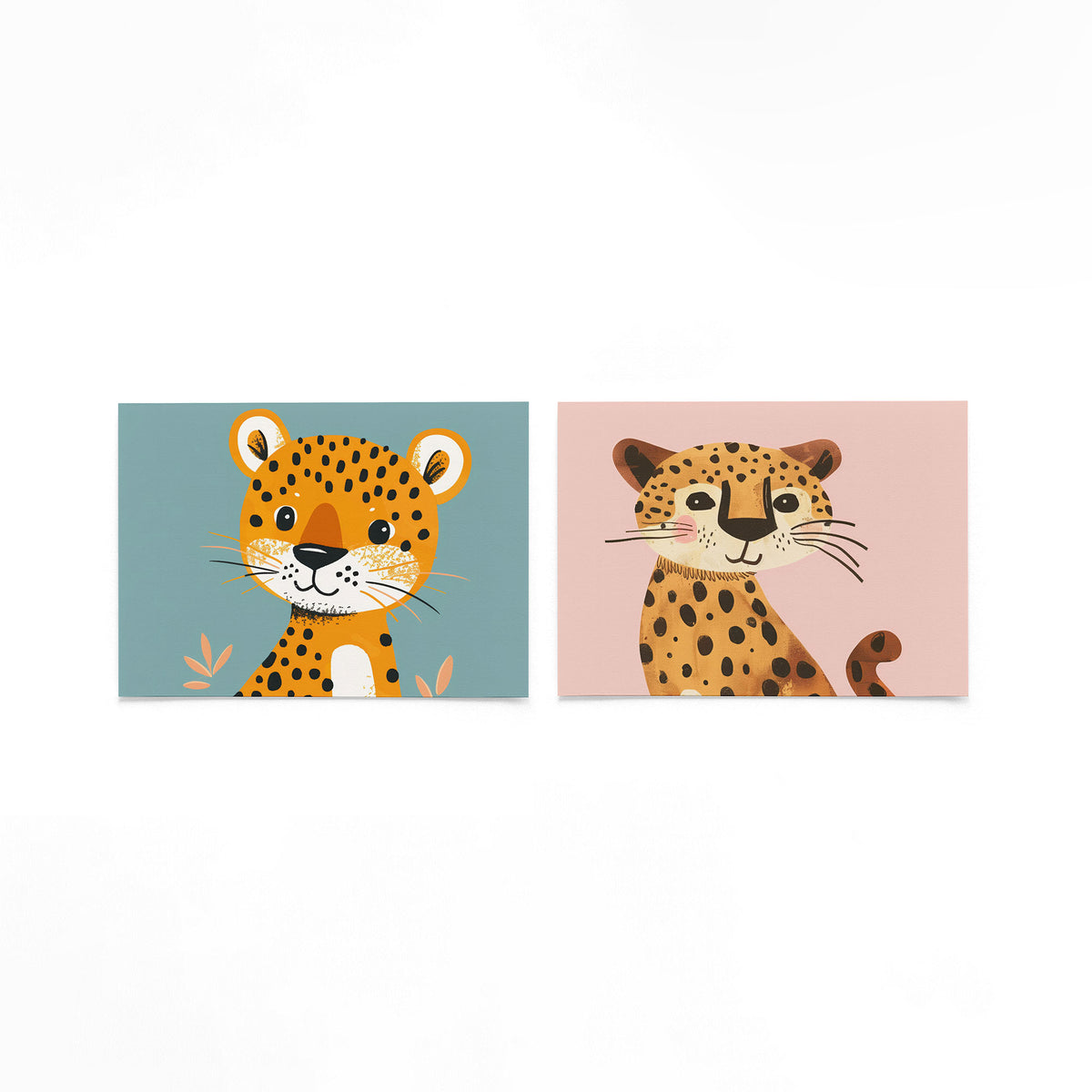 Twee liggende posters met een speelse illustratie van een lachende, oranje gevlekte kat op een gebroken witte achtergrond
