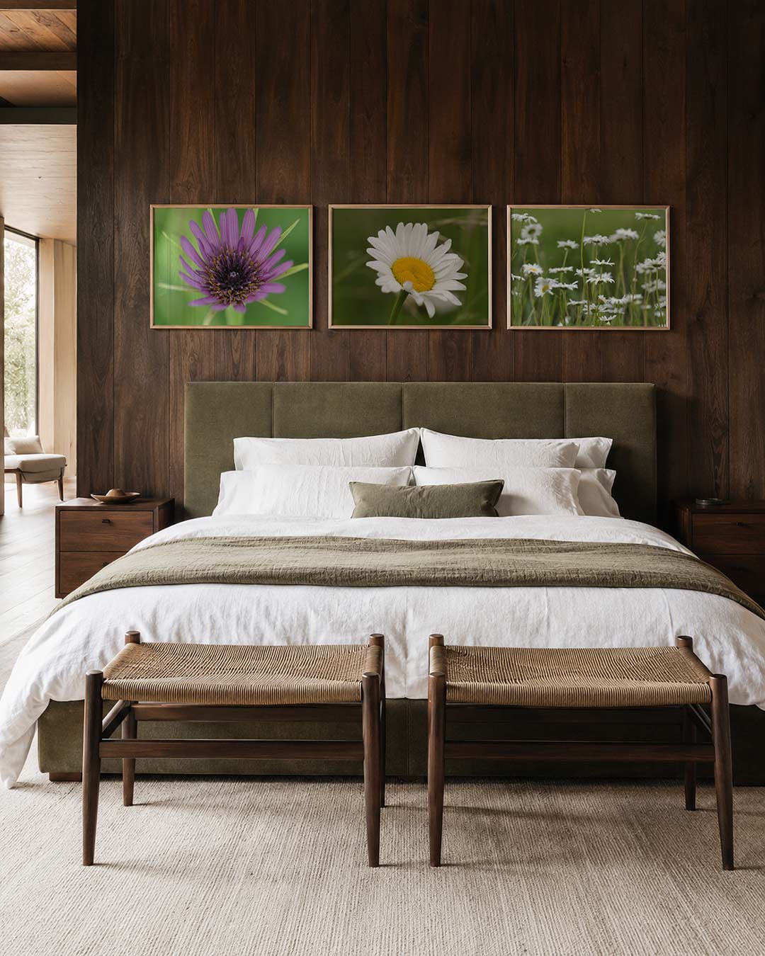 Interieur met liggend fotografisch drieluik bloemen in zacht groen – Gerald Emming